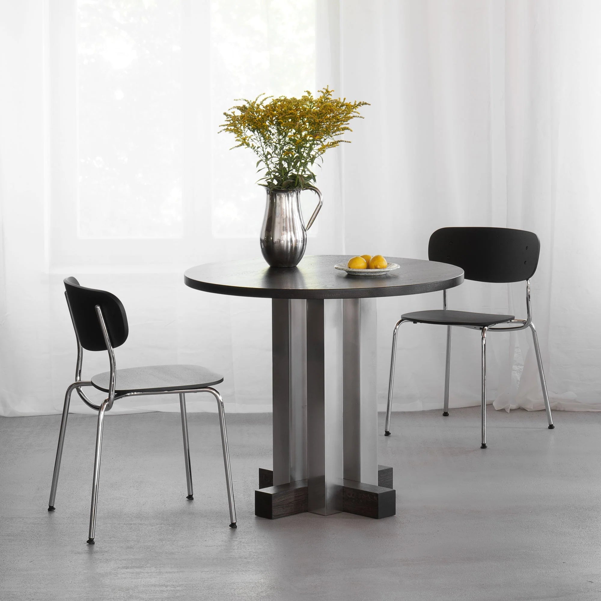 Ronde tafel CRUZ van aluminium met eikenhout