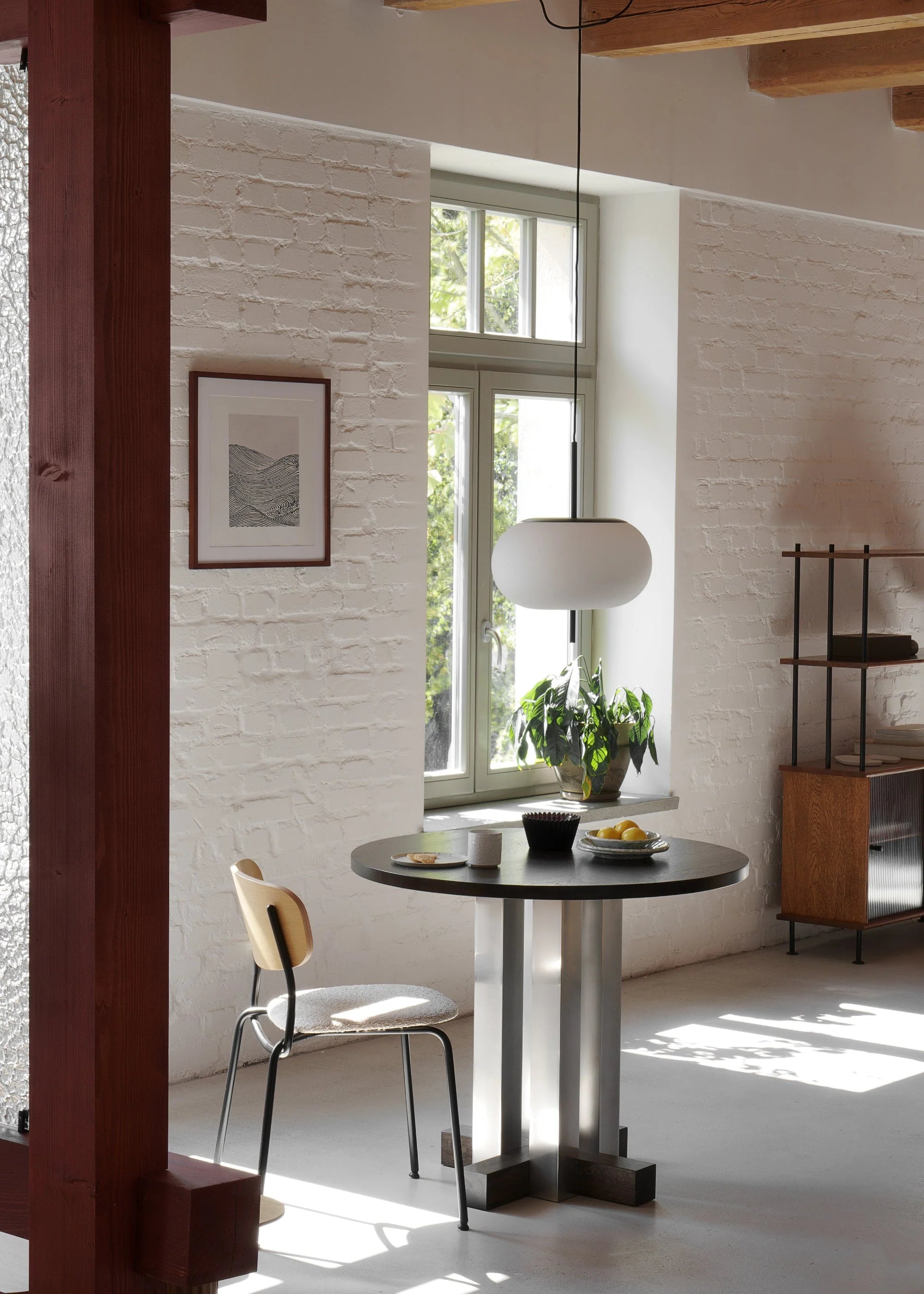 Ronde tafel CRUZ van aluminium met eikenhout