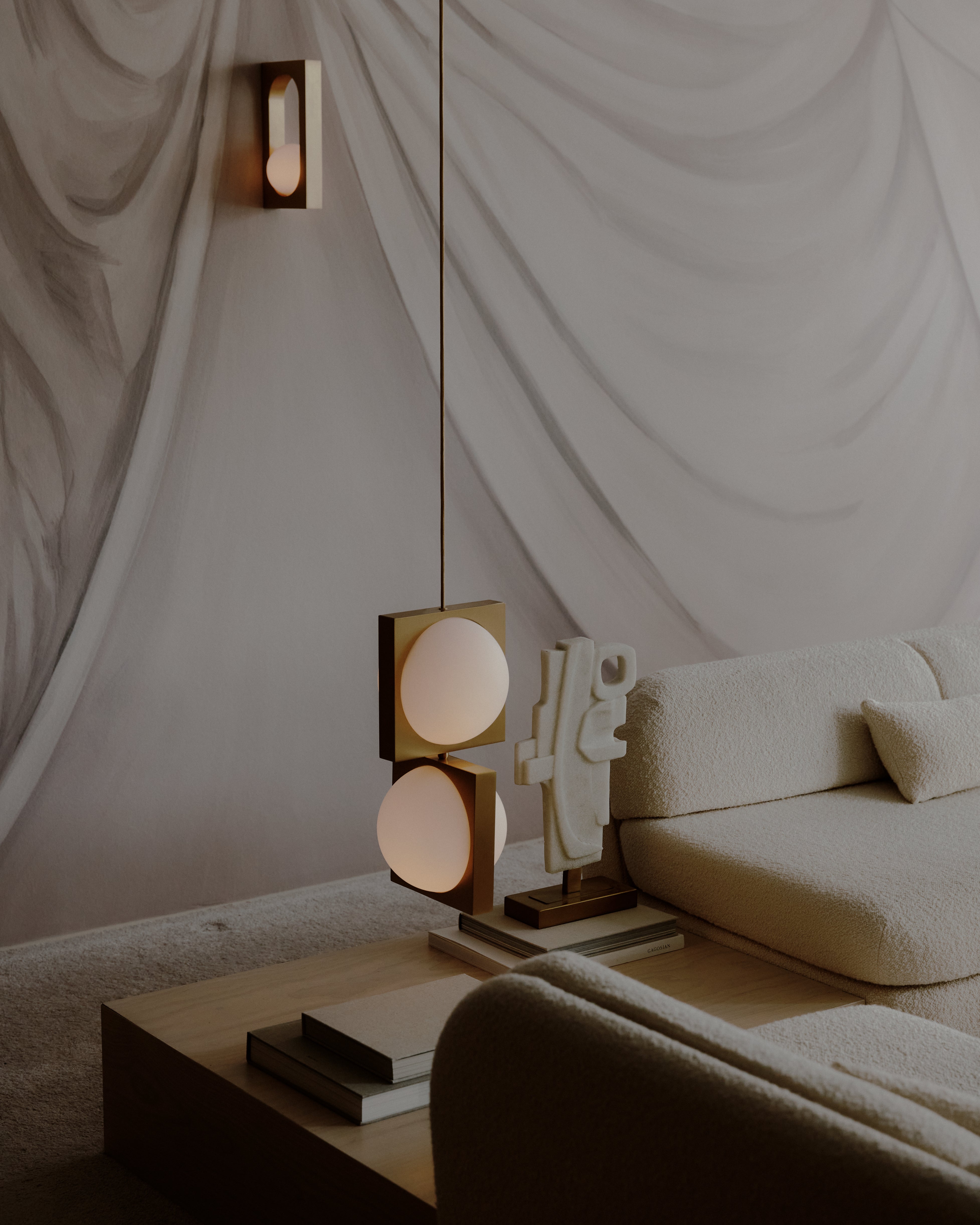 Wandlamp MYTHOS met opaal glazen kap en messing.