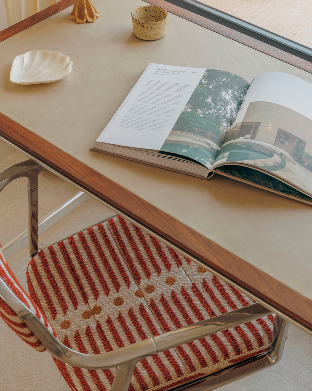Bureau stoel 452 – MALLORCA beige en rood met metalen basis