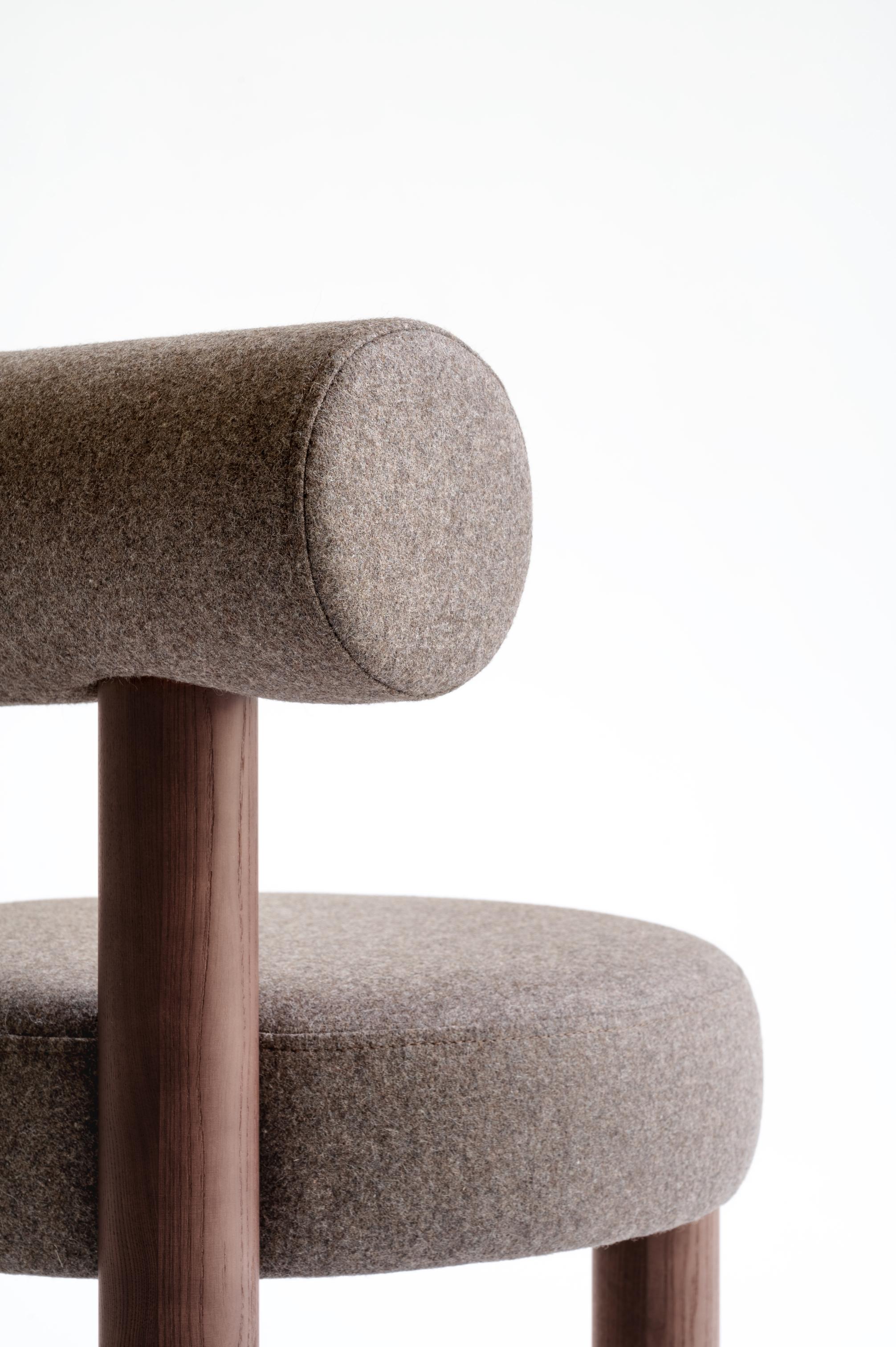 GROPIUS CS2 gestoffeerde stoel met houten basis