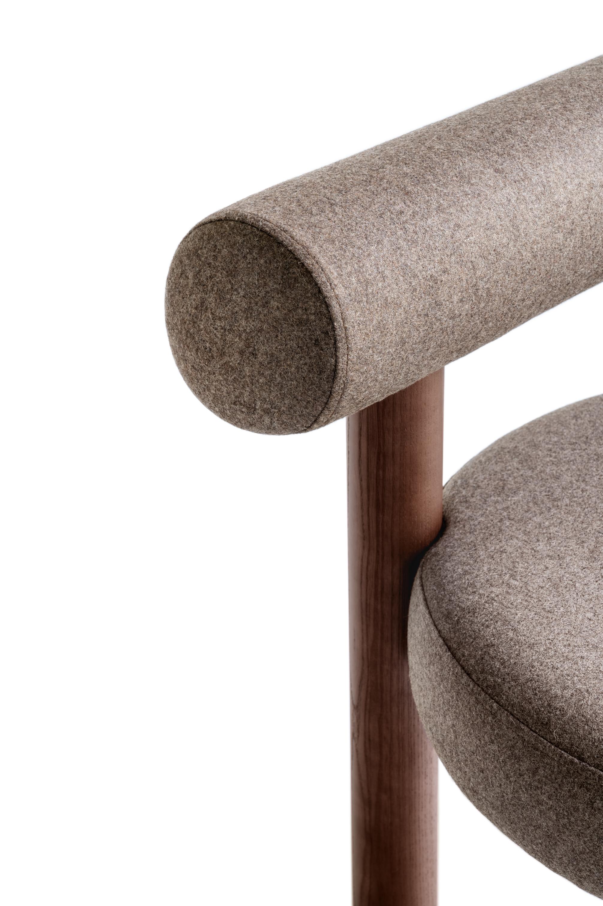 GROPIUS CS2 gestoffeerde stoel met houten basis