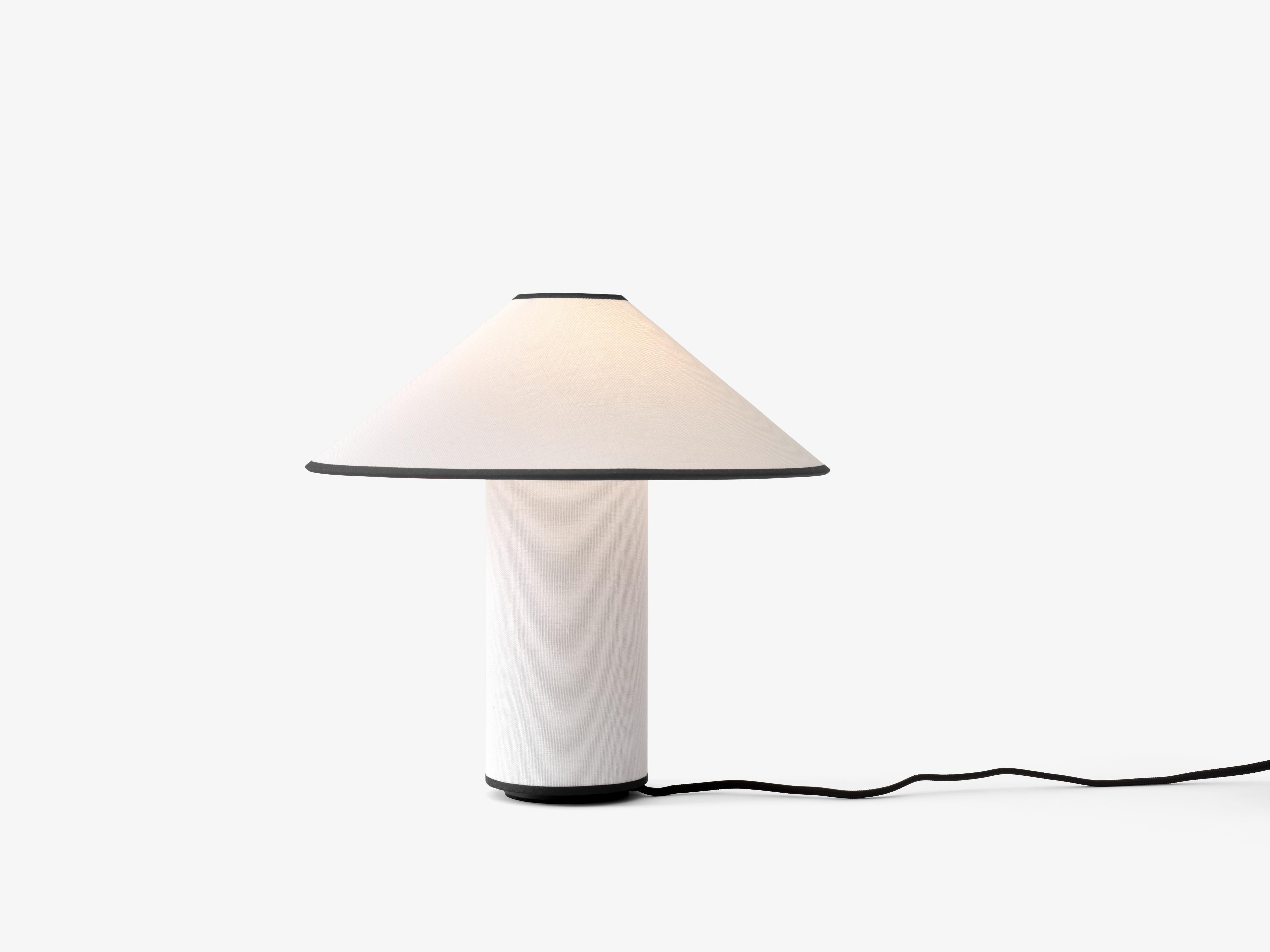 Lampa stołowa COLETTE ATD6 biały z czarnym wykończeniem – &Tradition