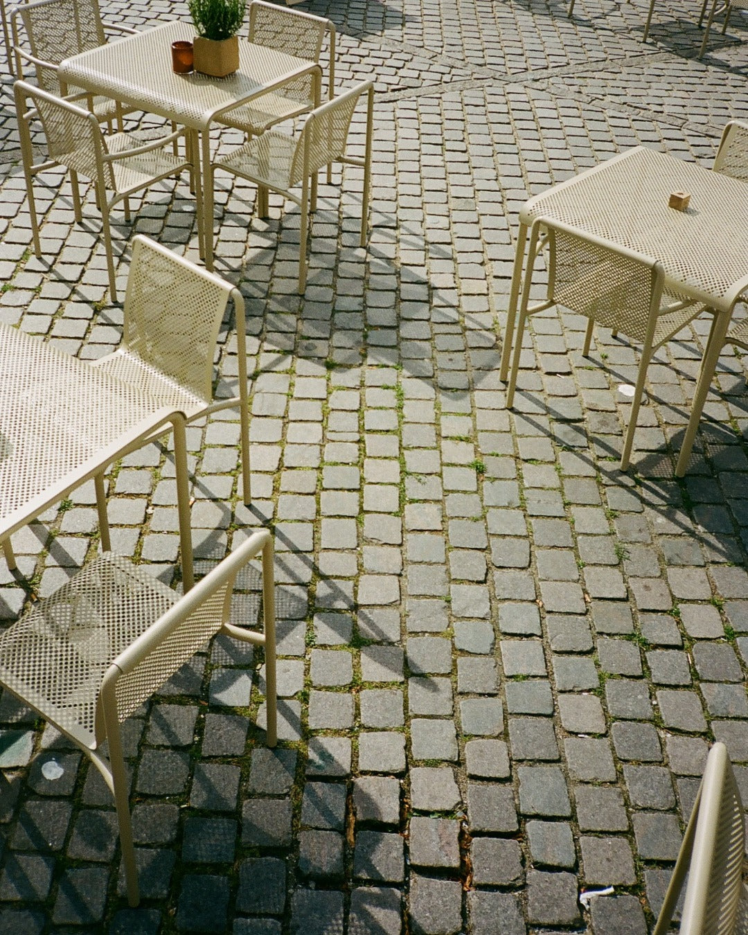 Quadratischer Tisch DAPPLE beige