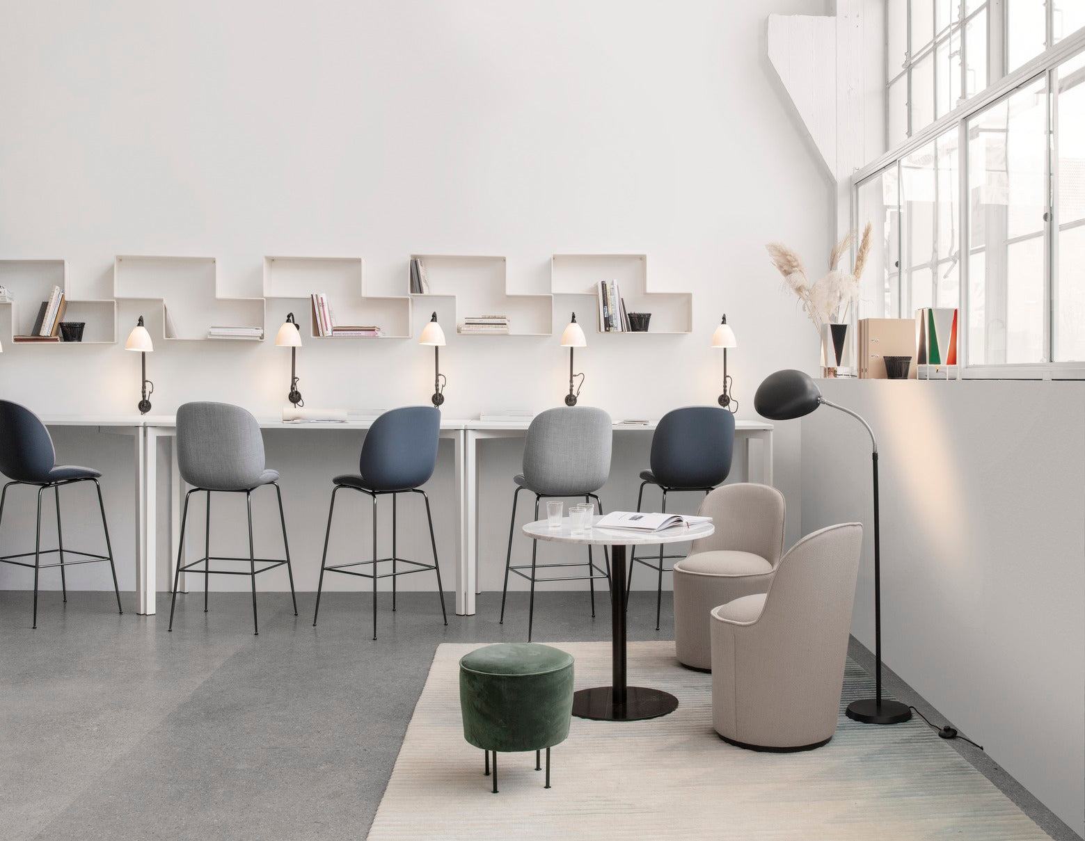 Puf TAIL gestoffeerd met een messing basis