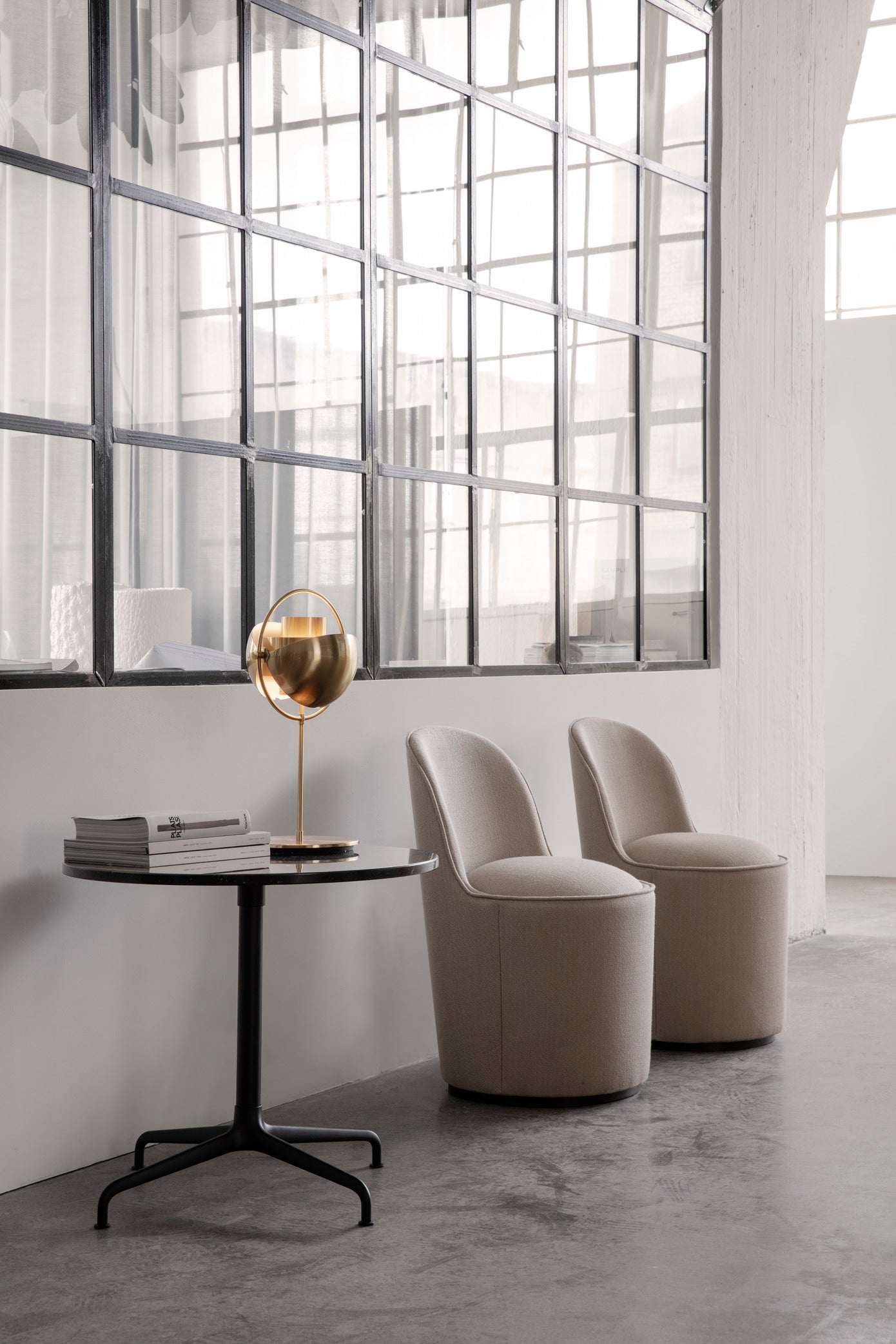 Fauteuil TAIL gestoffeerd met een messing basis