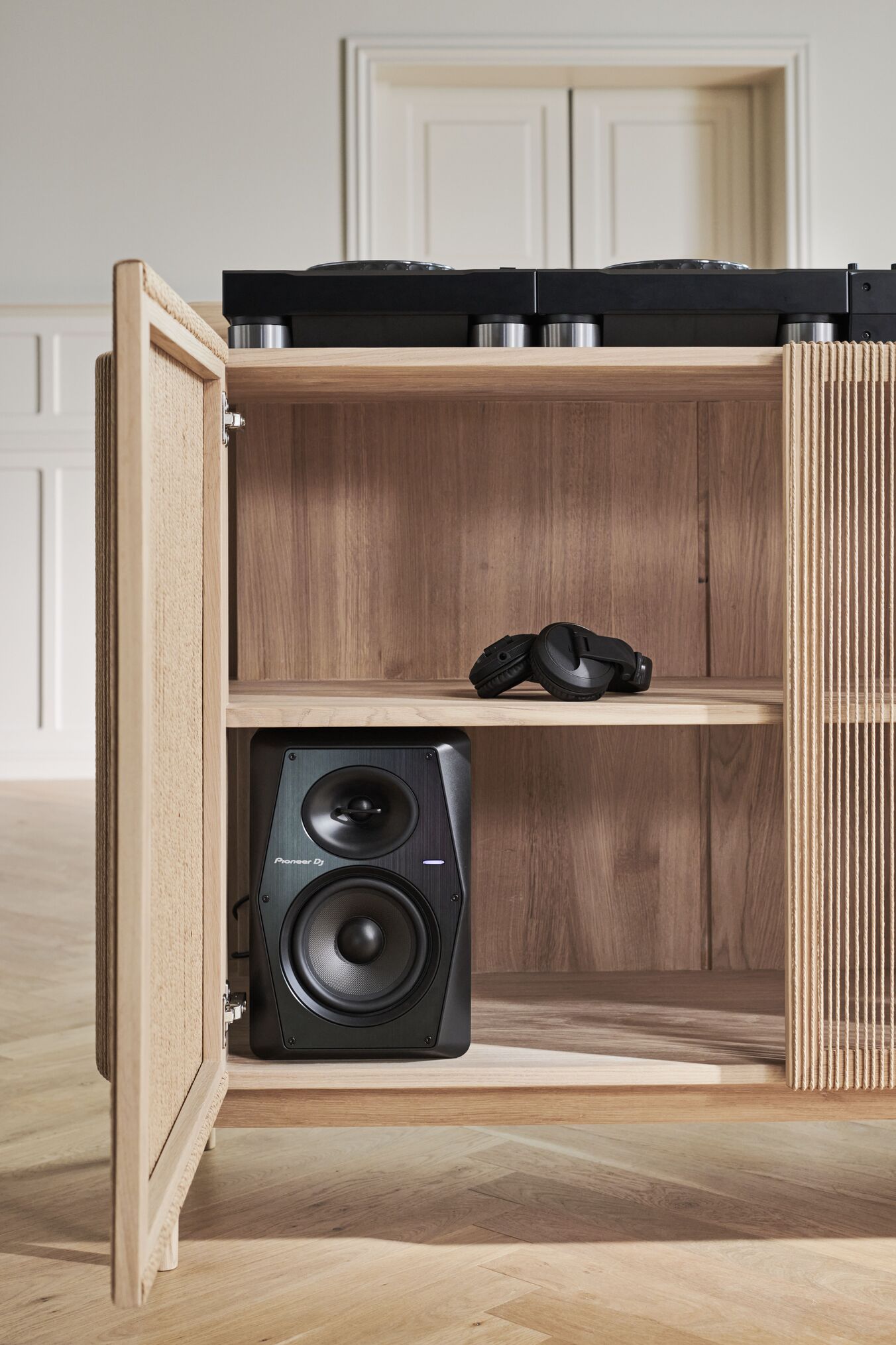 DJ -Konsole -Kabel blies Eichenholz