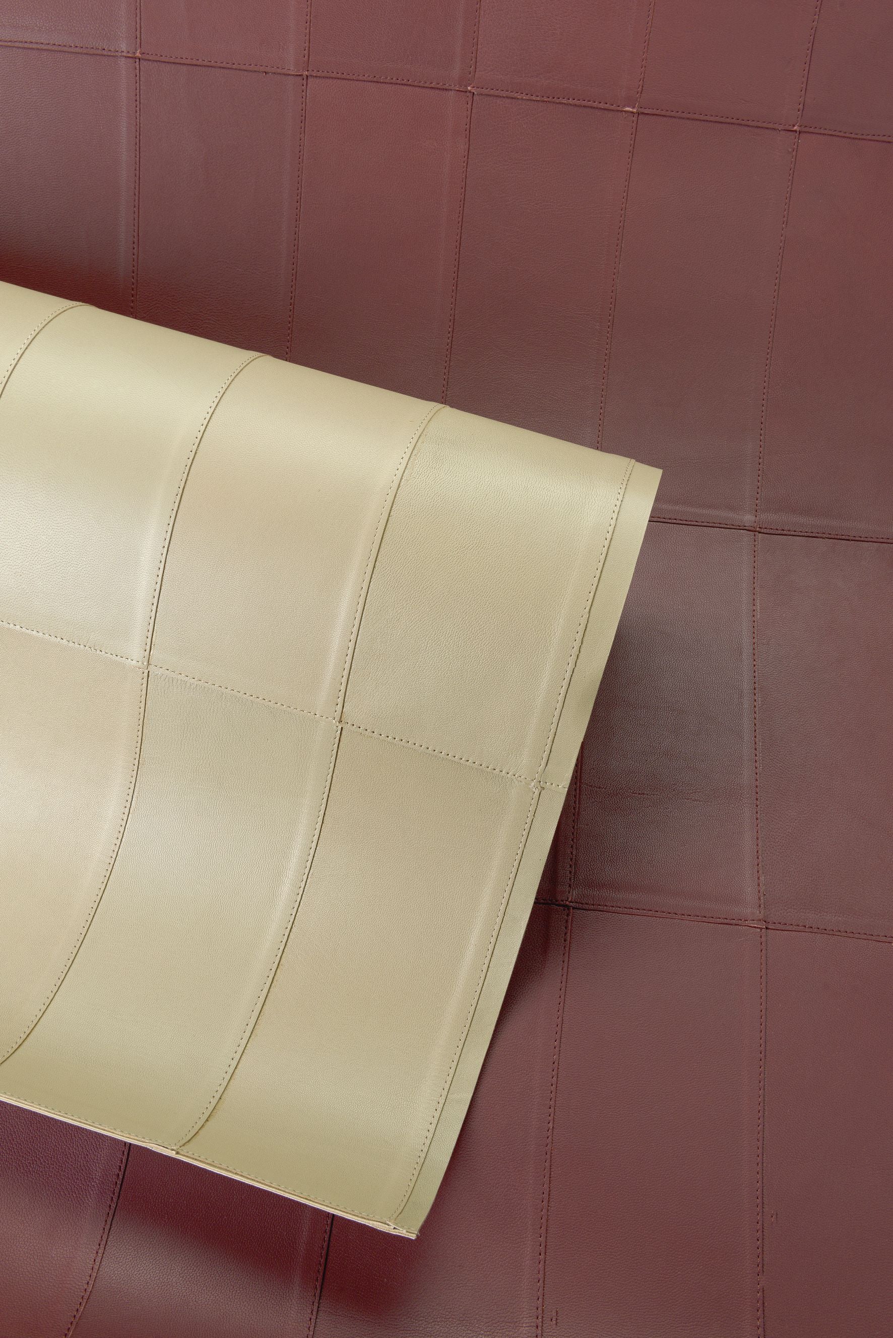 Natuurlijke leren wandbekleding met geometrisch motief PALADIN bordeauxrood