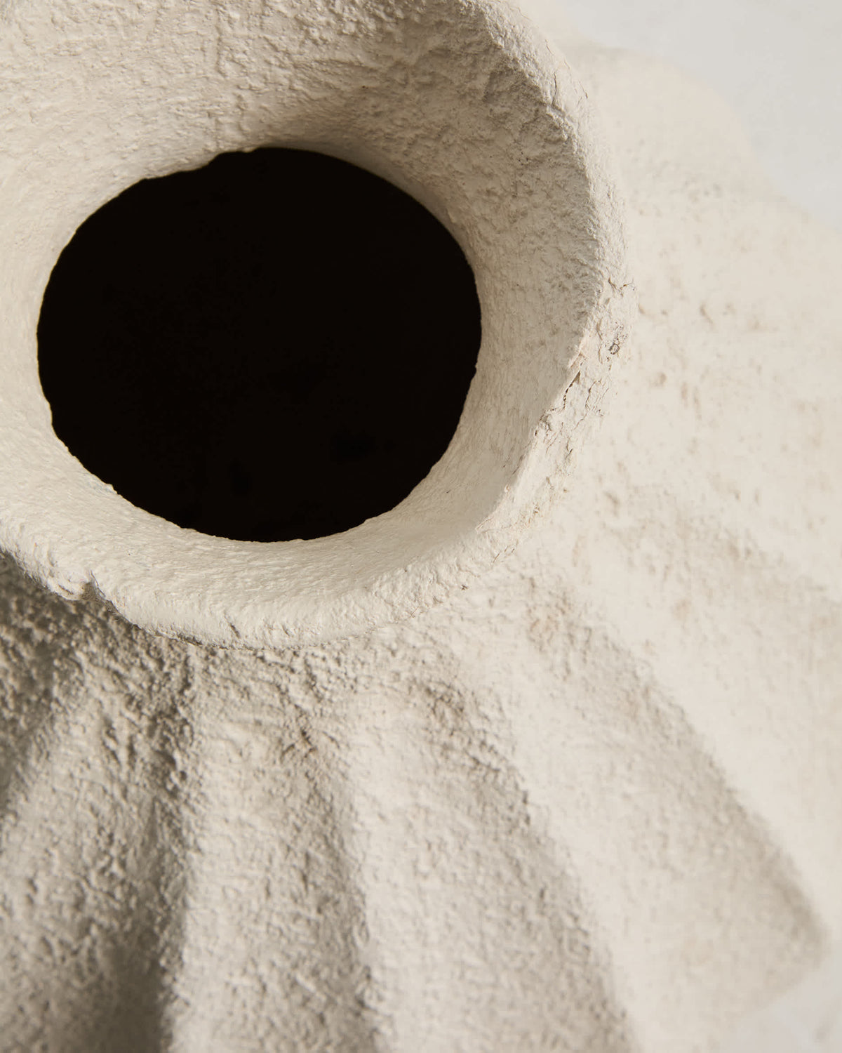 Wazon ARQUENA beżowy papier mâché – ujęcie 4