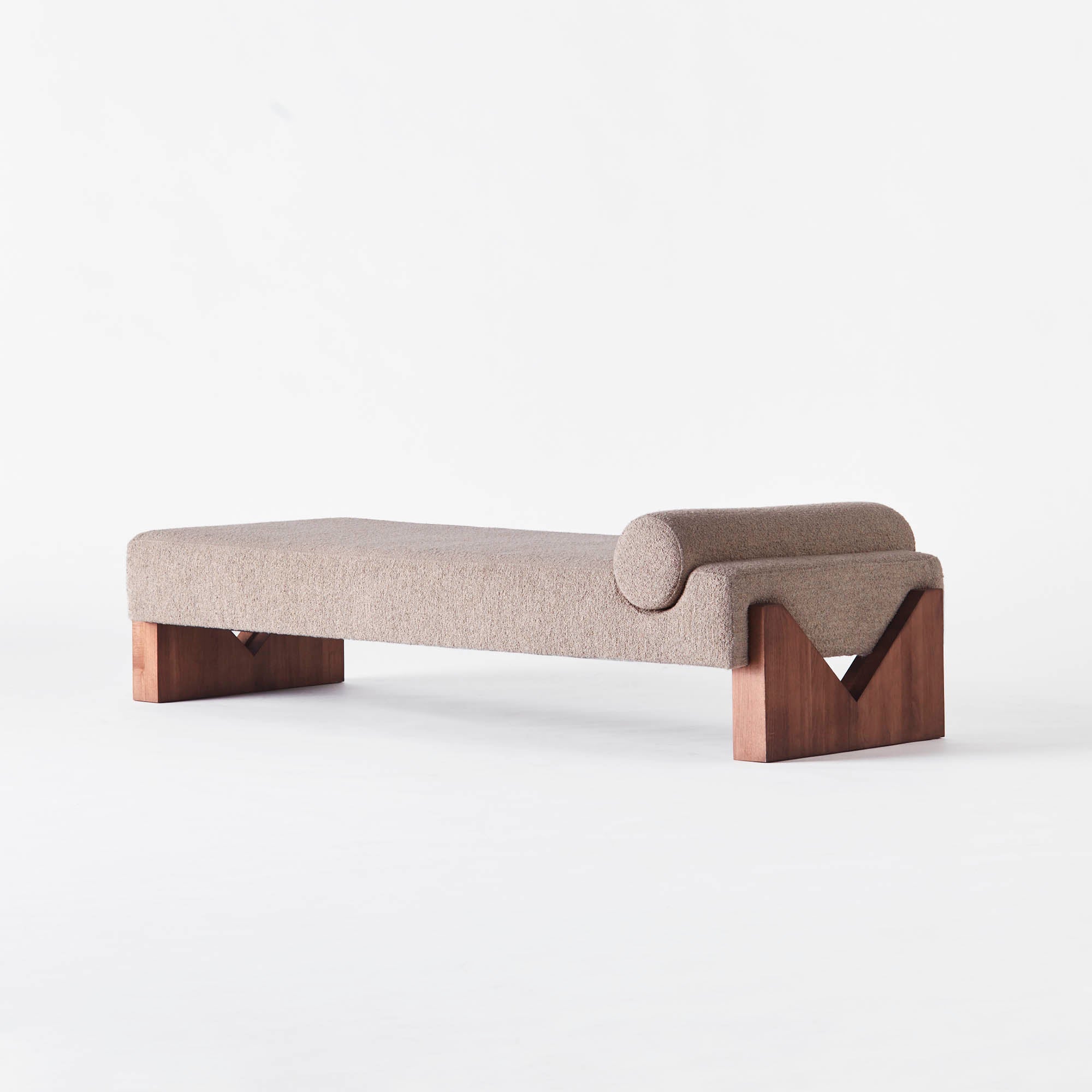 Ligbed V in zandkleurige boucle