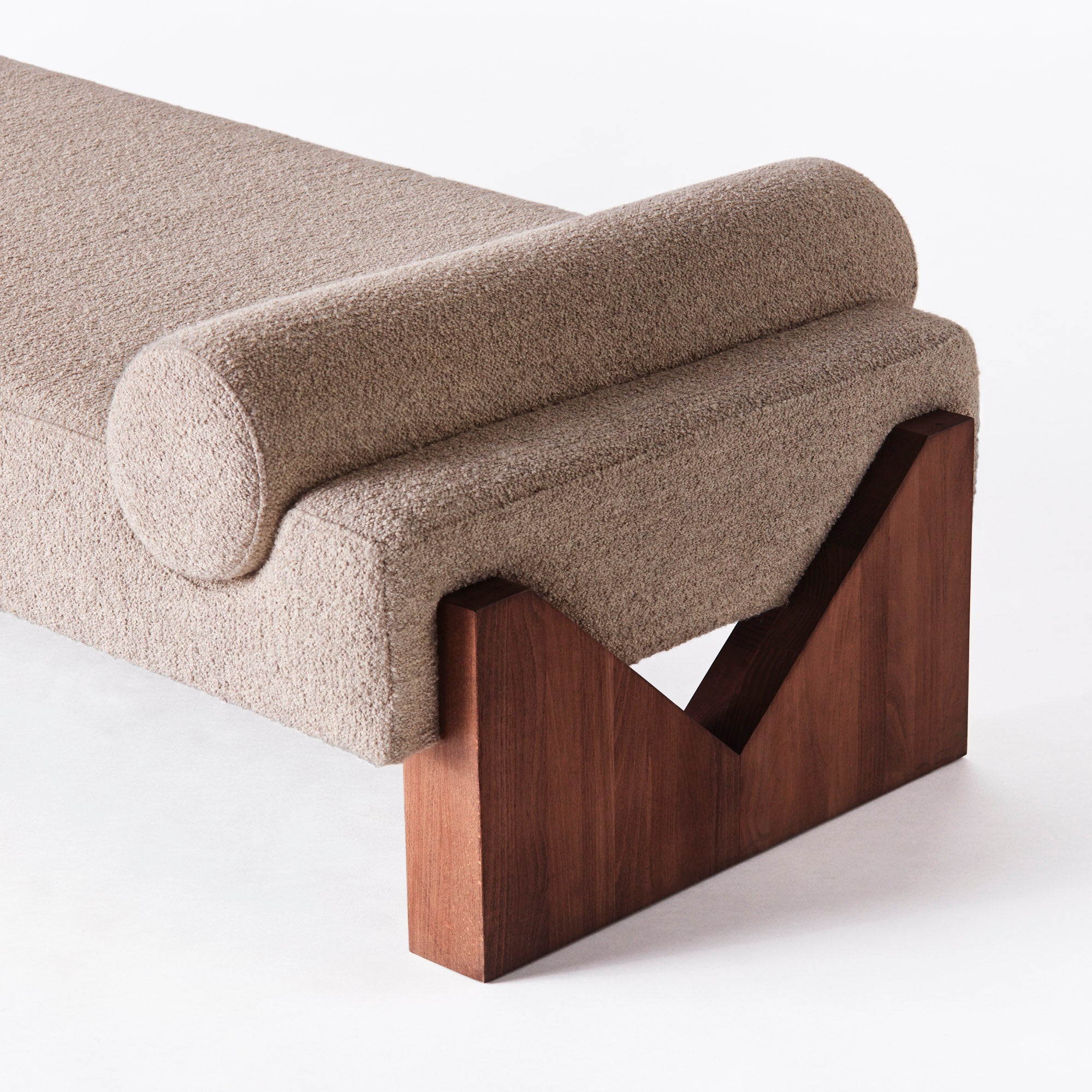 Ligbed V in zandkleurige boucle