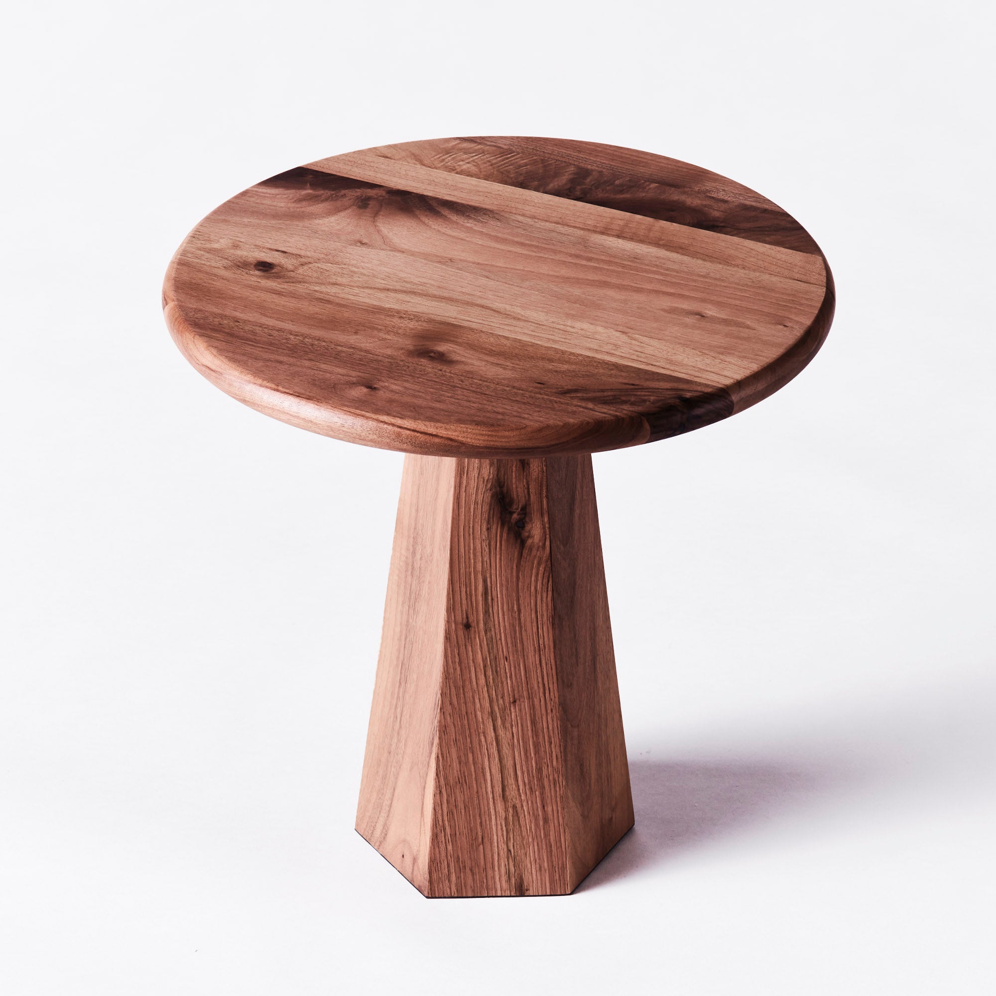 Zijtafel HEXAGON notenhout