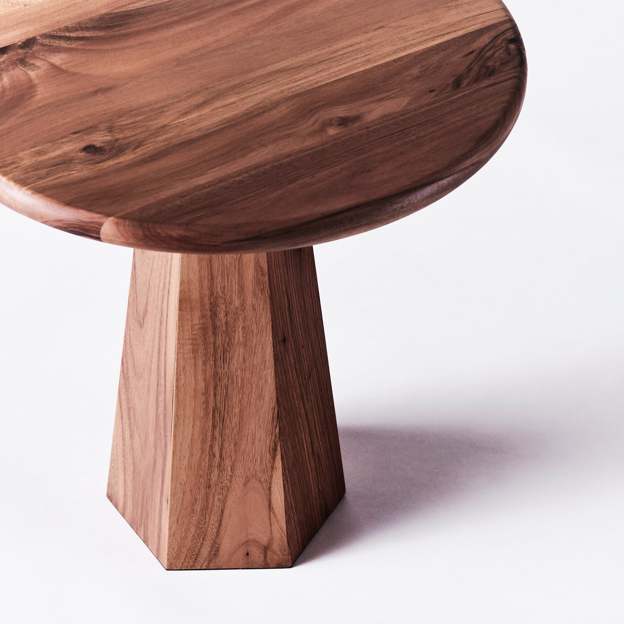 Zijtafel HEXAGON notenhout