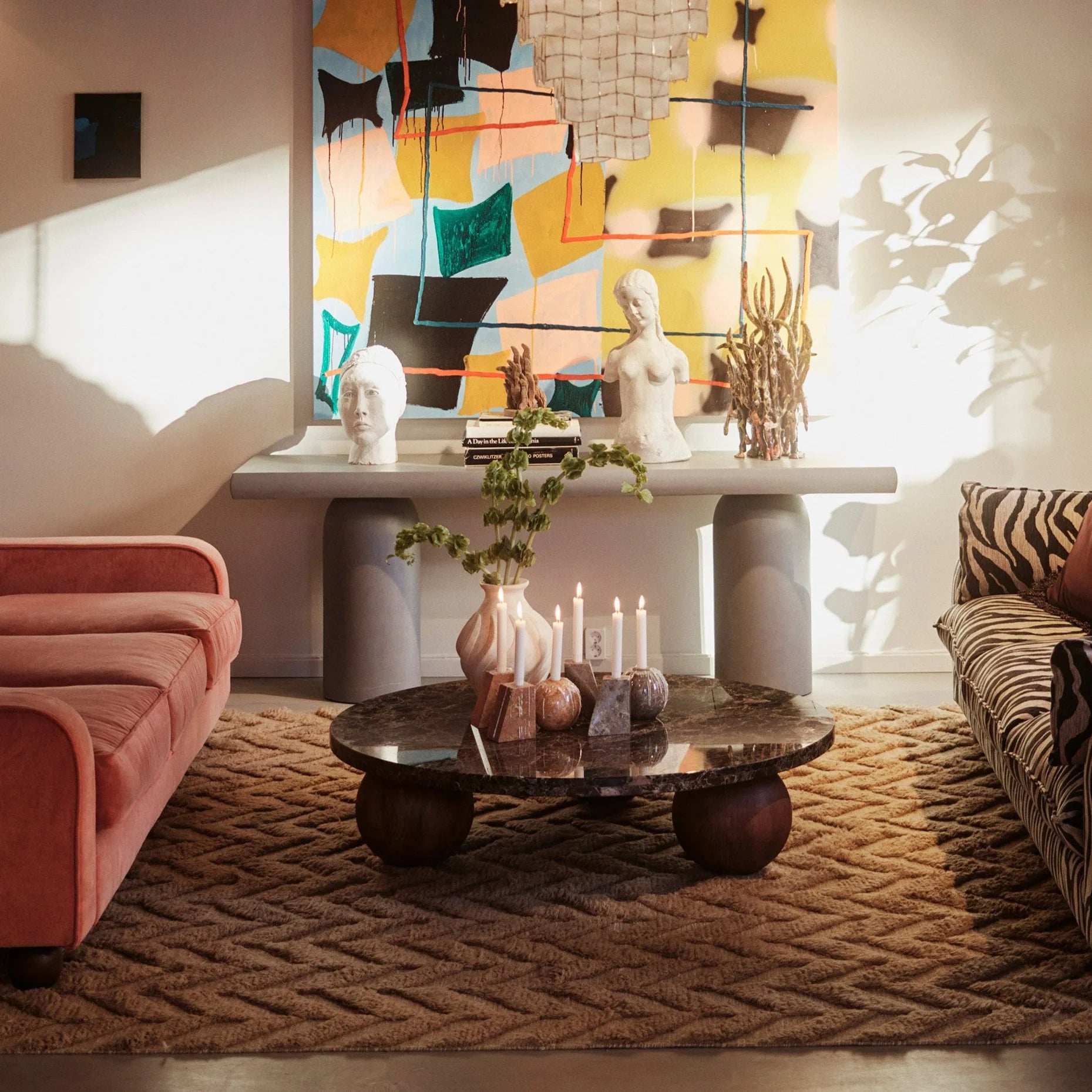 Ronde salontafel SPHERE van Emperador-marmer met een essen basis