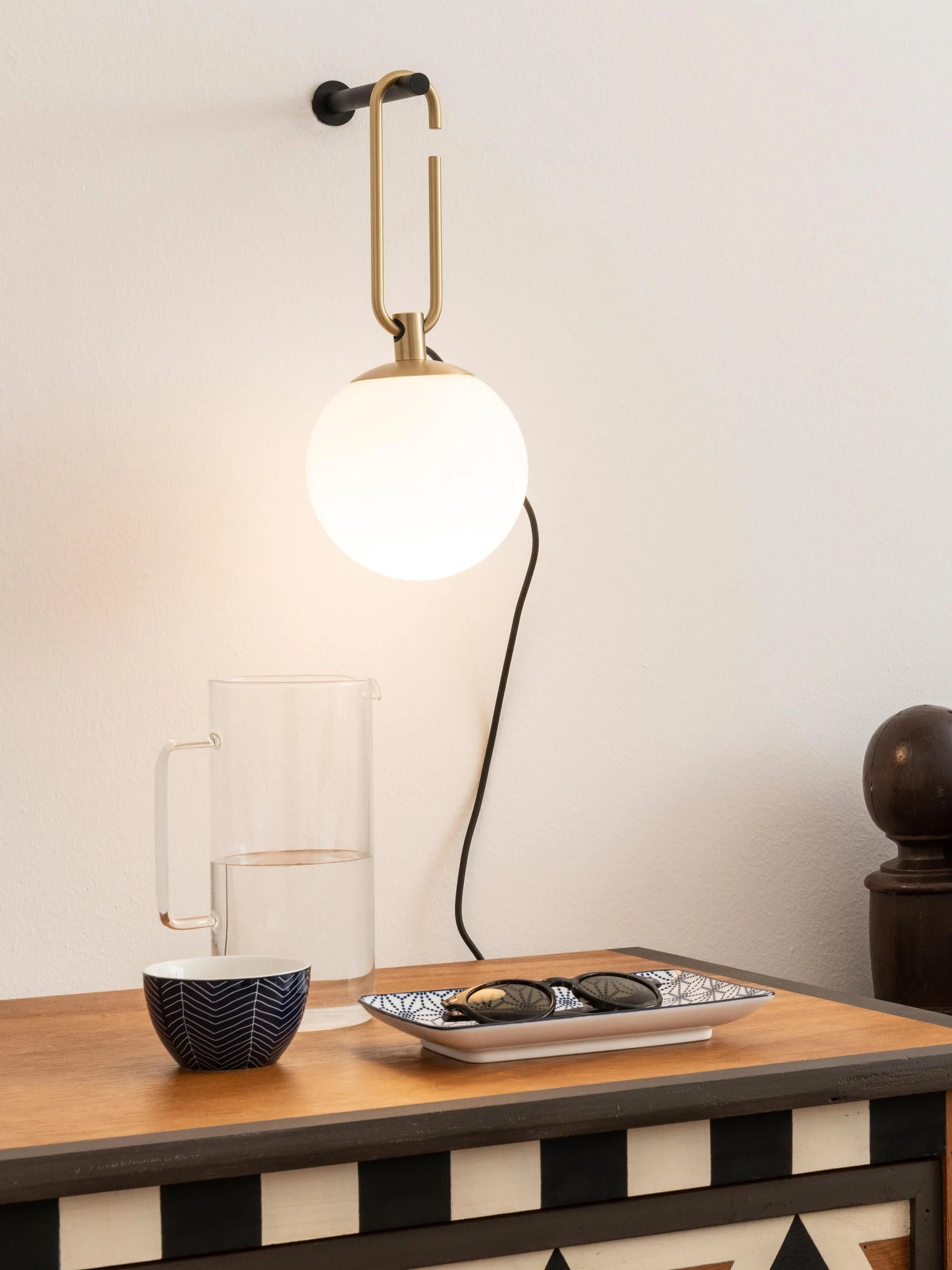 Wandleuchte NH schwarz mit messingfarbenem und weißem Glas