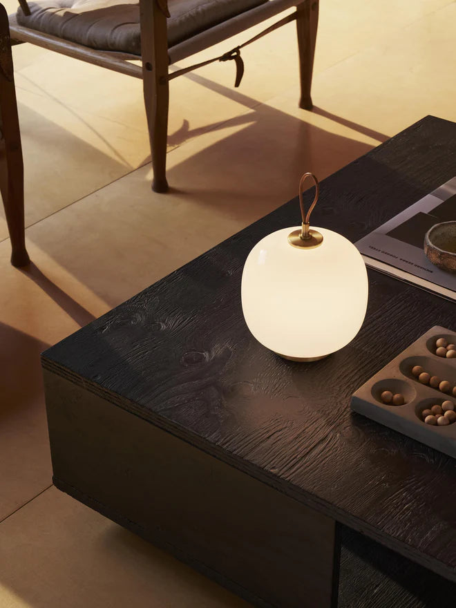 Tragbare Lampe VL 45 in Hellrosa mit messingfarbenem Fuß