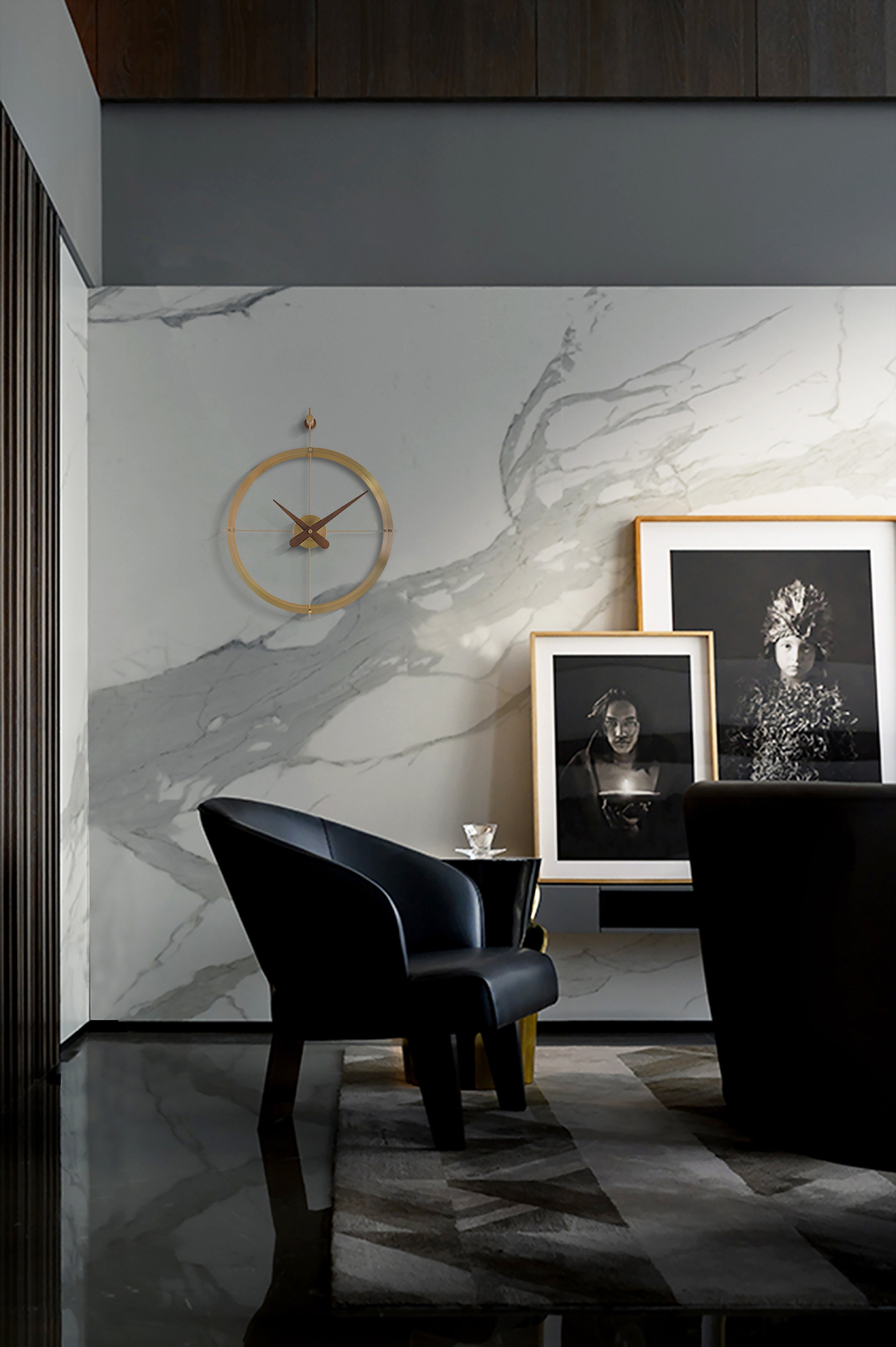 Wanduhr DOS PUNTOS PREMIUM Nussbaumholz mit messingfarbener Oberfläche