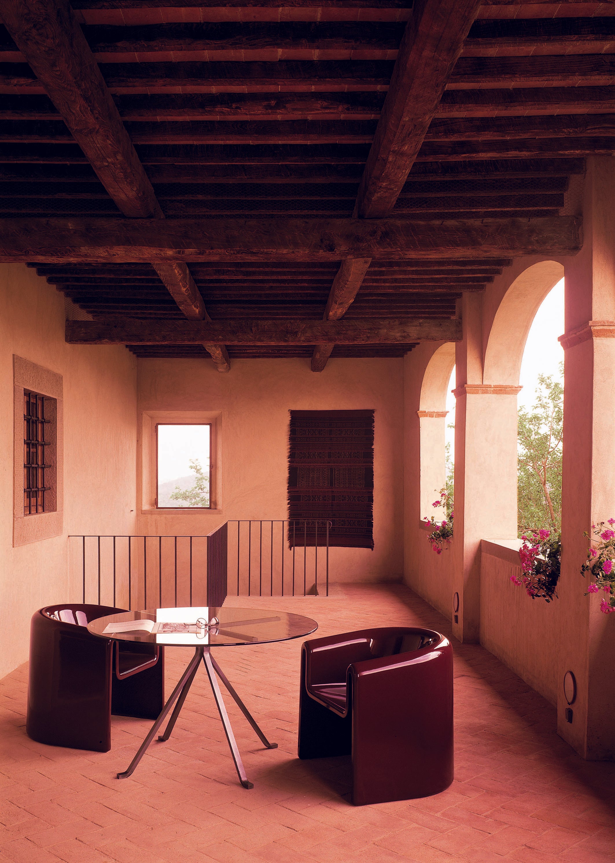 Cudino -Glas -Tisch mit einer schwarzen Basis