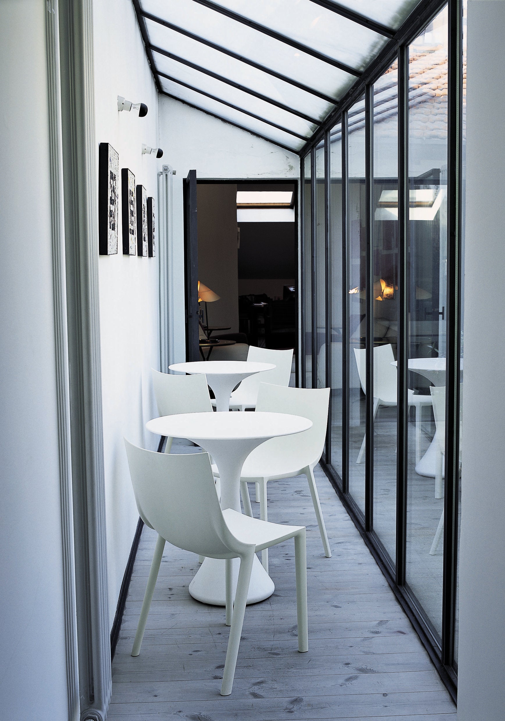 Kissi white kissi cafe table