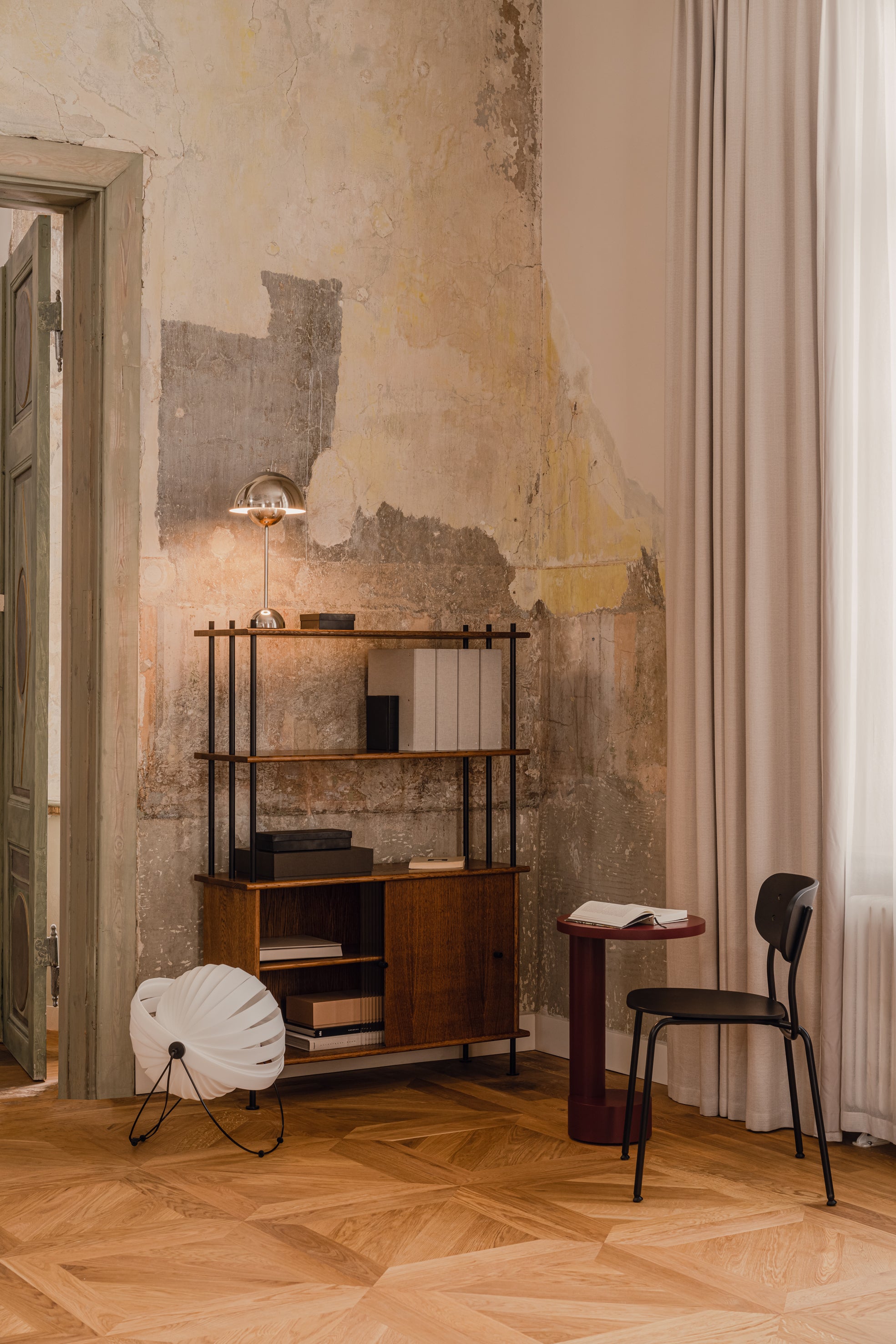 BAVA 100 kast van eikenhout in ebbenhout