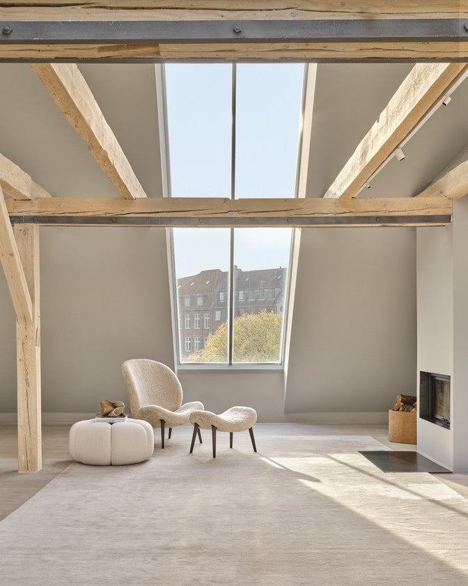 Fauteuil LODGE bruin schapenvacht met een donkere eiken basis