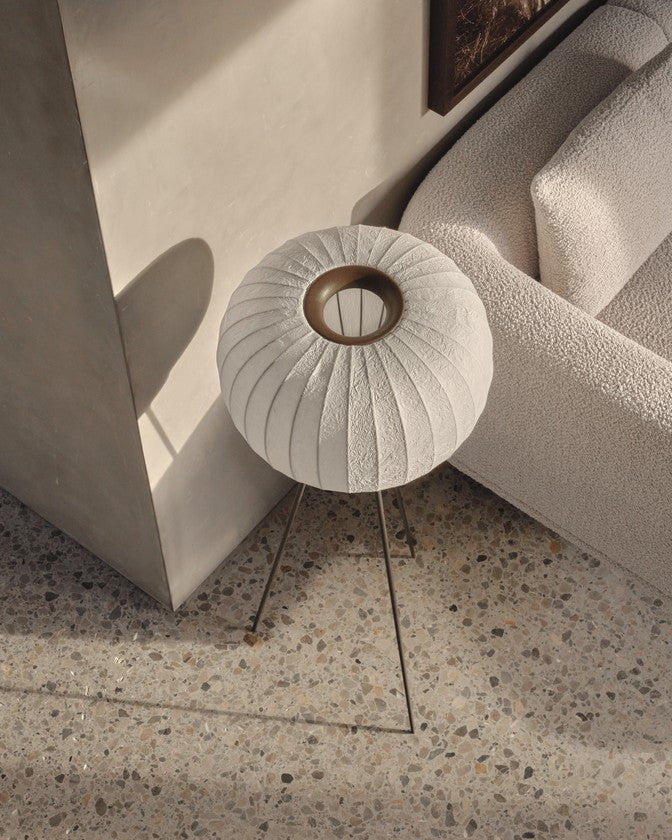 Stehlampe 581 mit papiernem Schirm und dunklem Metallfuß