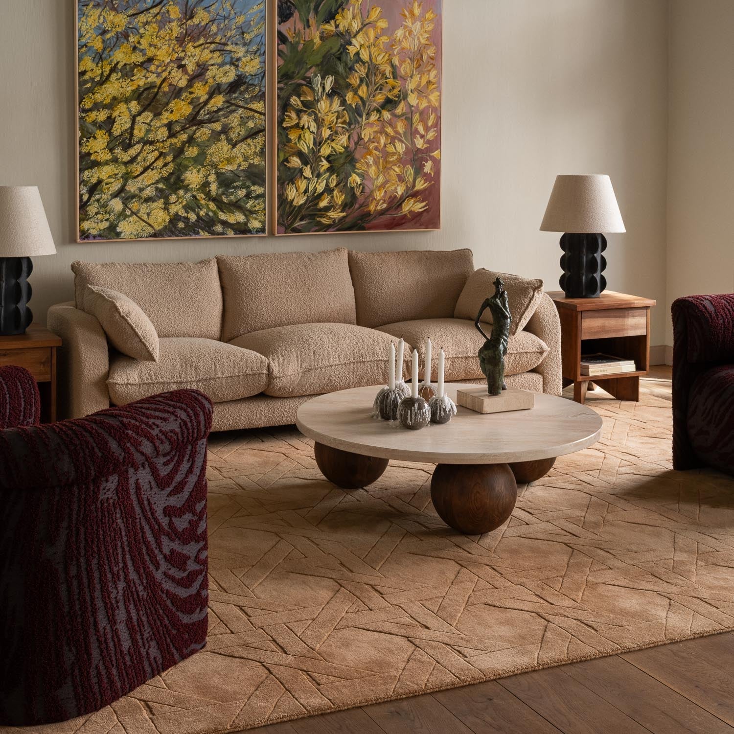 Runder Couchtisch SPHERE aus Travertin mit einer Basis aus Esche