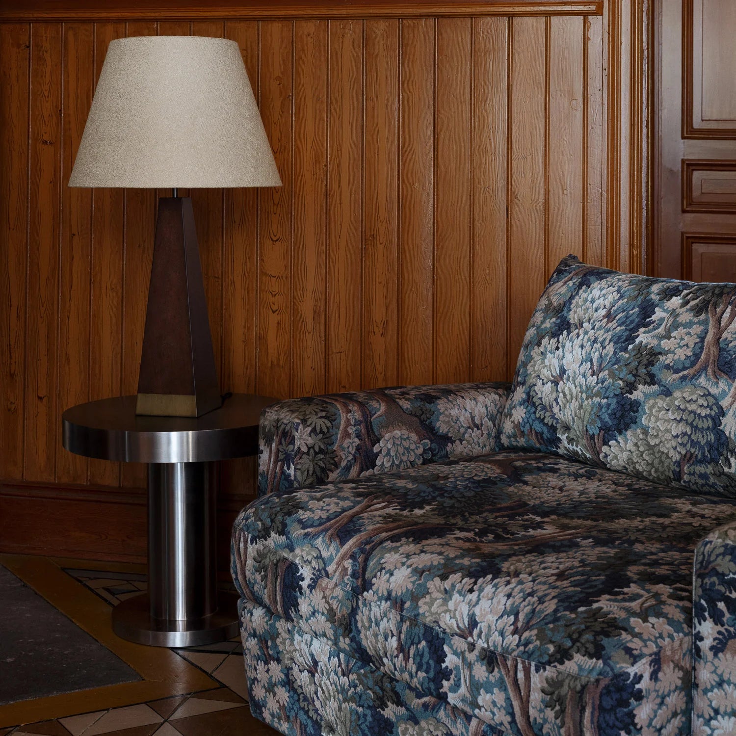 LAUREL armchair with plant motif