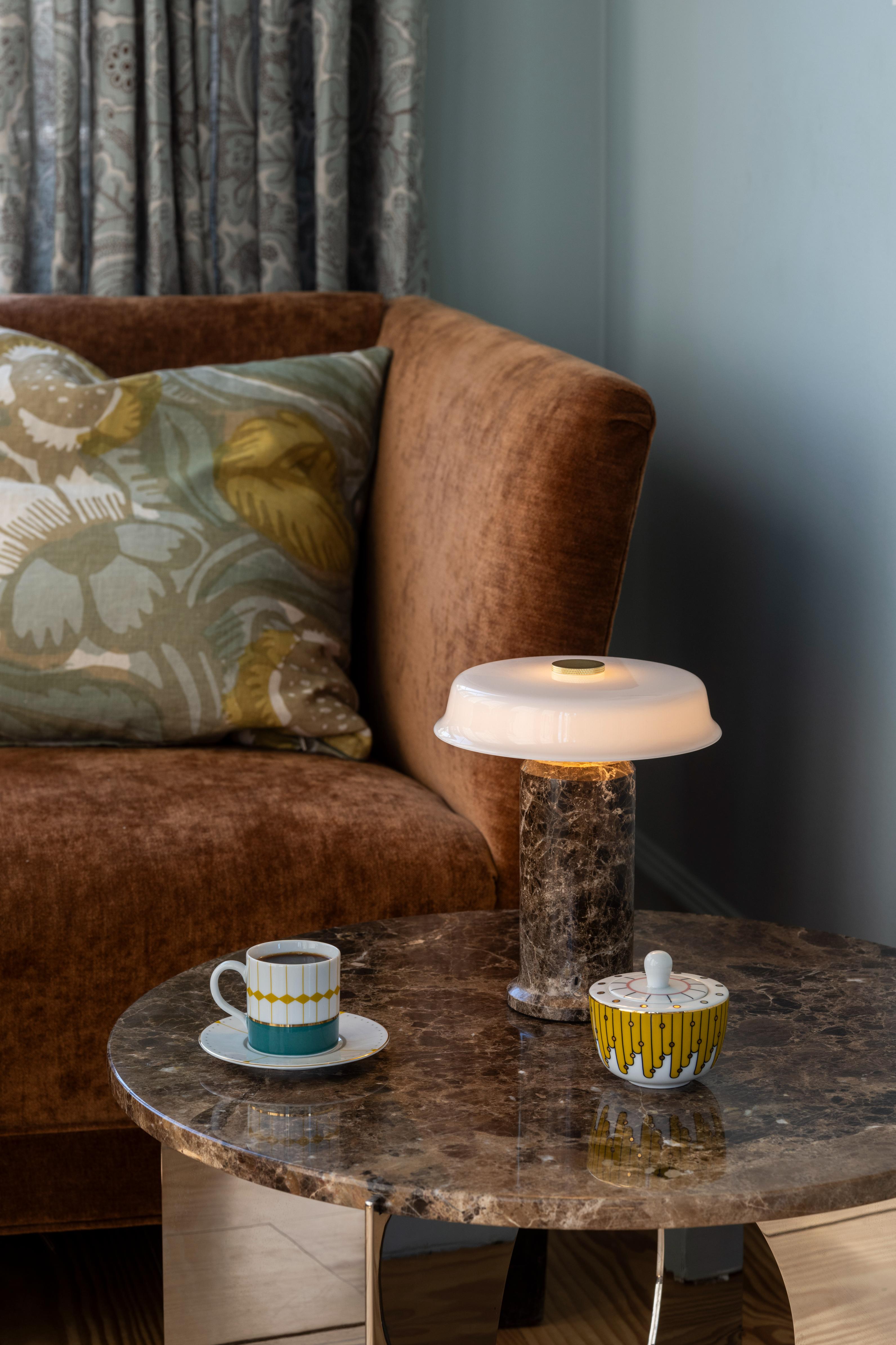 Draagbare lamp TRIP NO. 2 bruin marmer met melkachtig wit glas