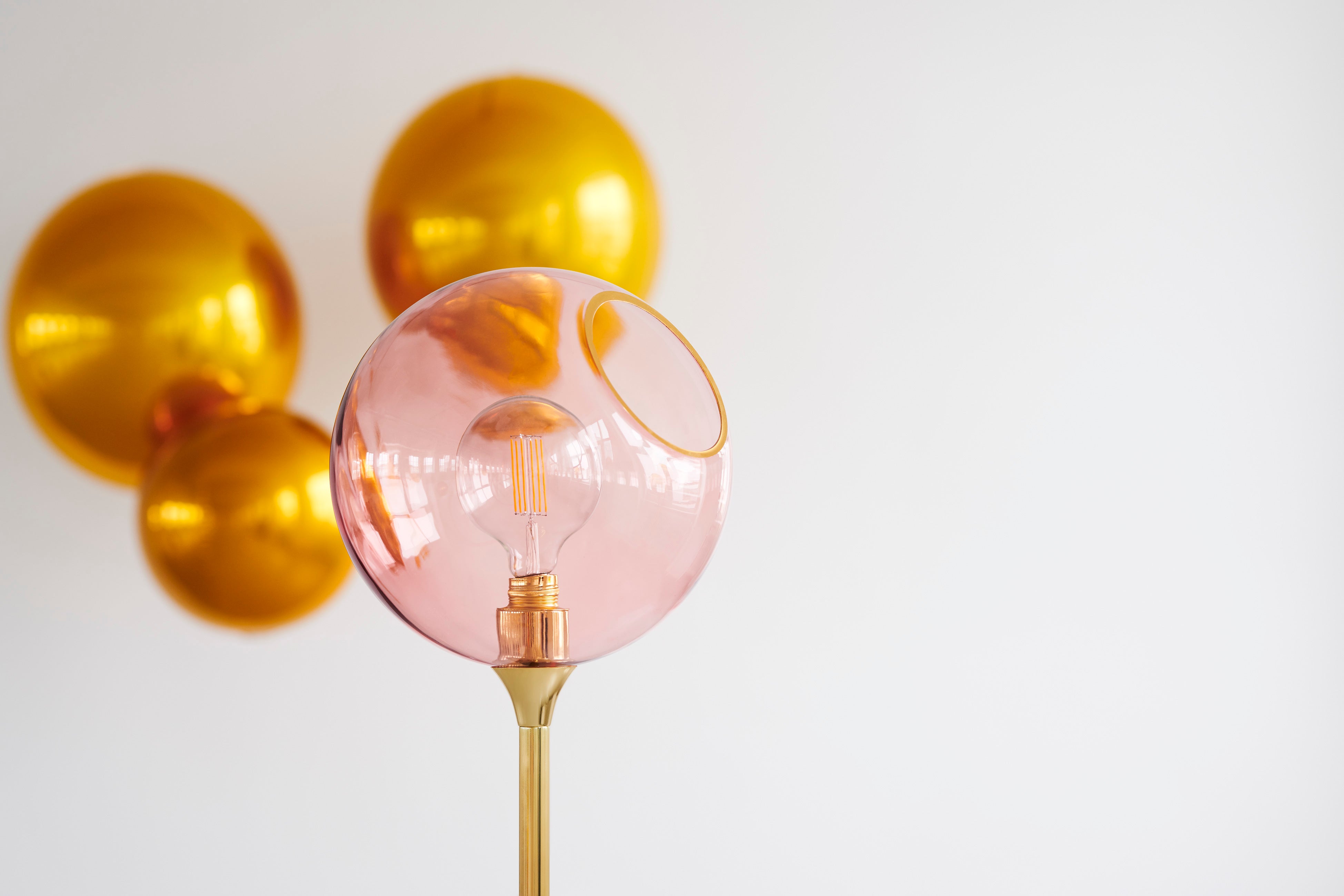 Stehlampe BALLROOM rosa mit goldenem Fuß