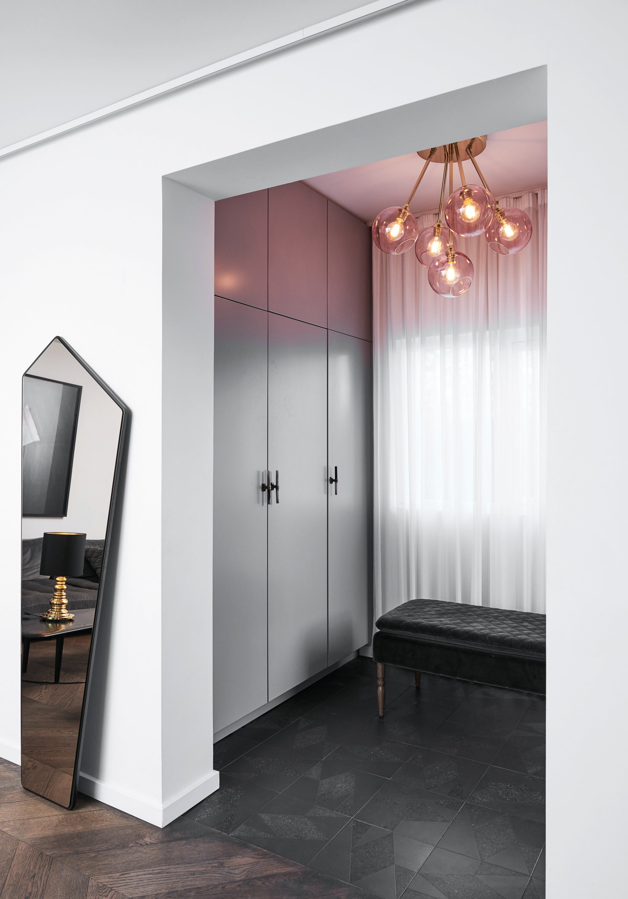 Hanglamp BALLROOM MOLECULE amber met gouden afwerking