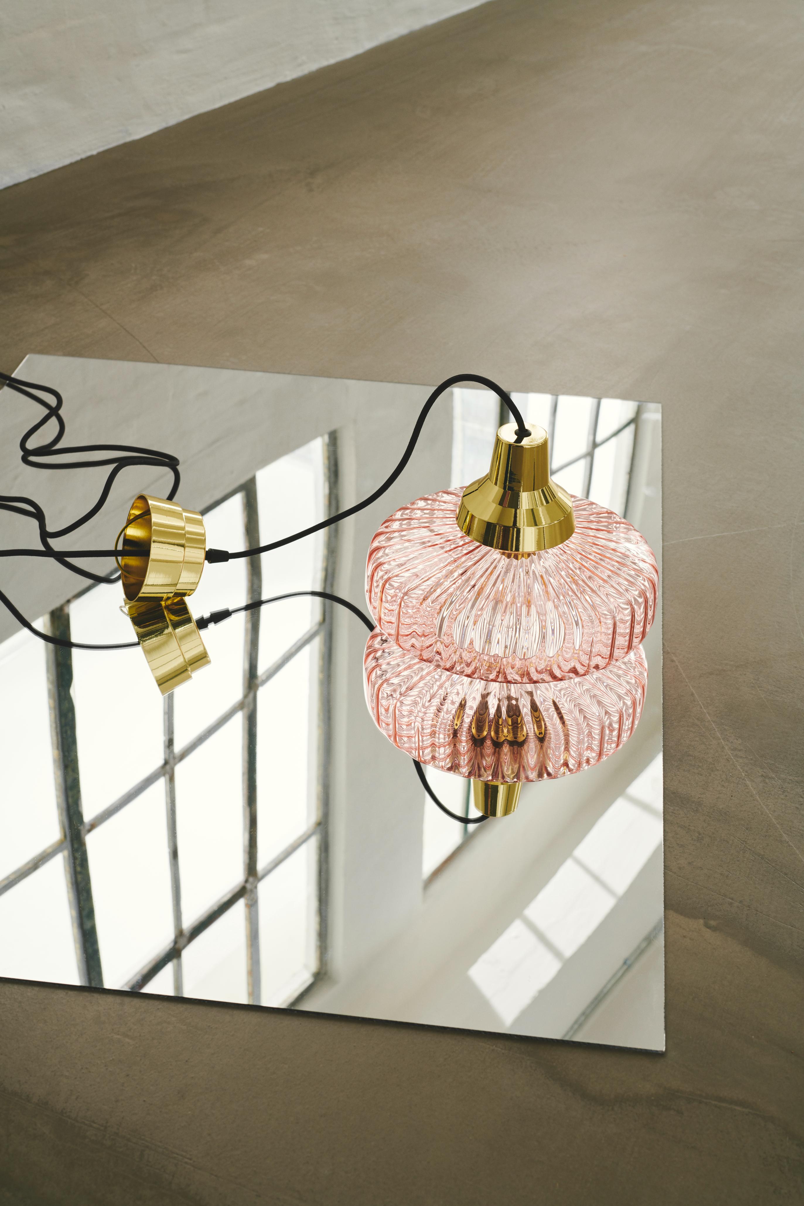 Hanglamp NEW WAVE OPTIC roze glas met gouden afwerking