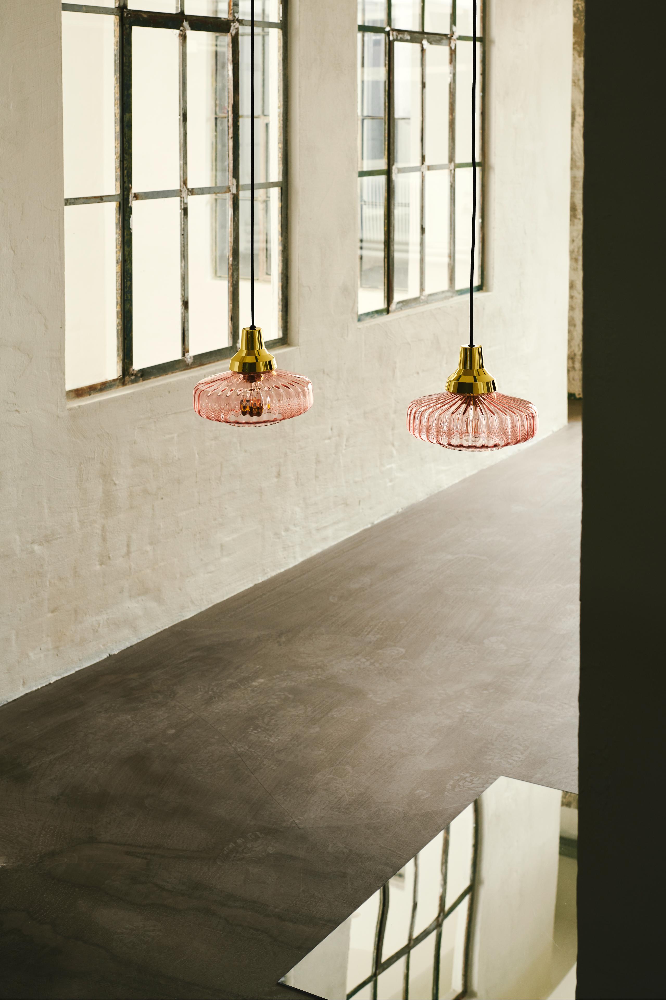 Hanglamp NEW WAVE OPTIC roze glas met gouden afwerking