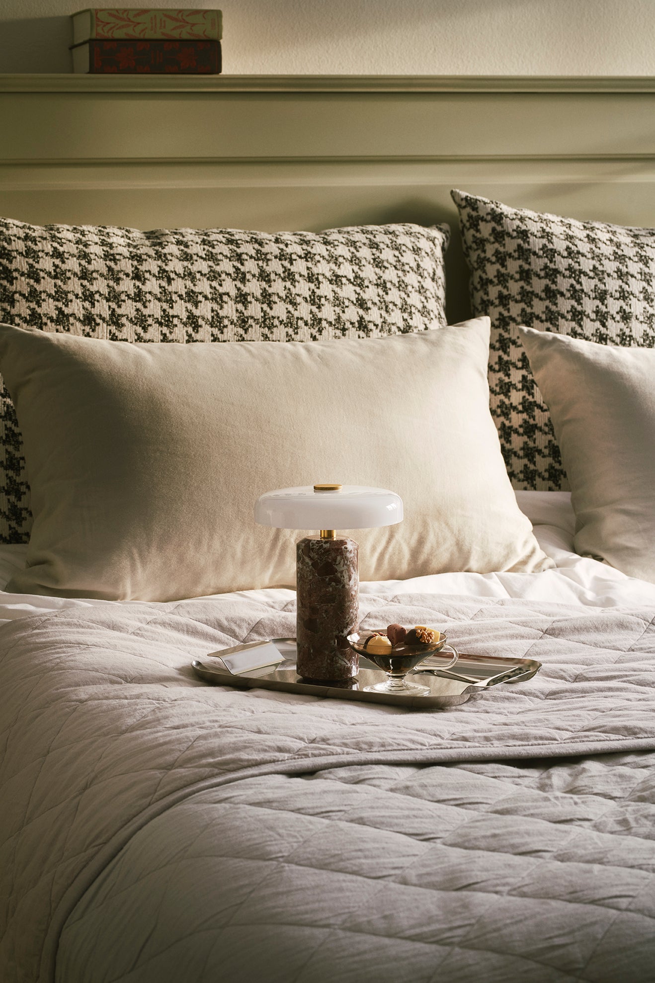 Portable lamp TRIP burgundy marble with milky white glass