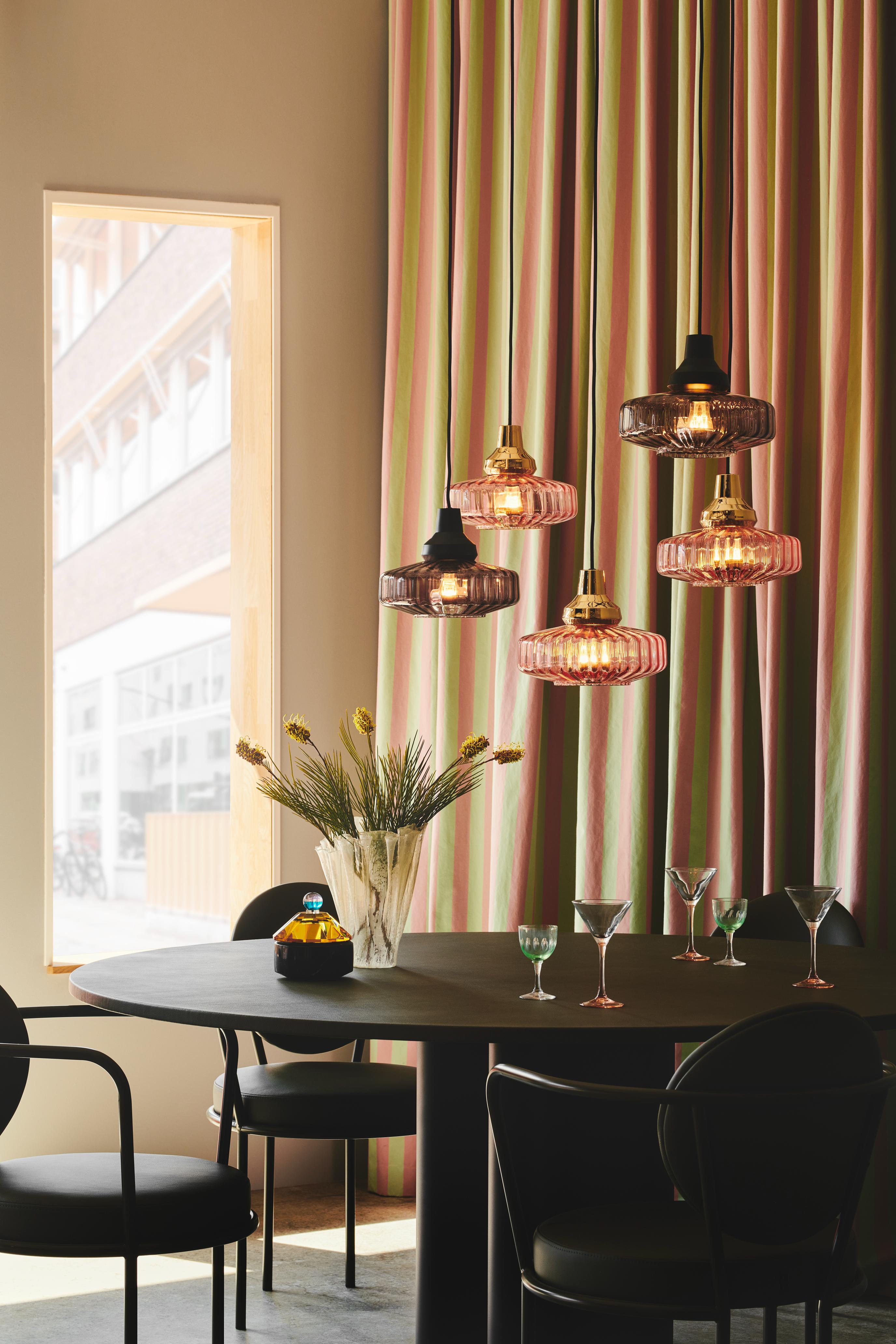 Hanglamp NEW WAVE OPTIC roze glas met gouden afwerking