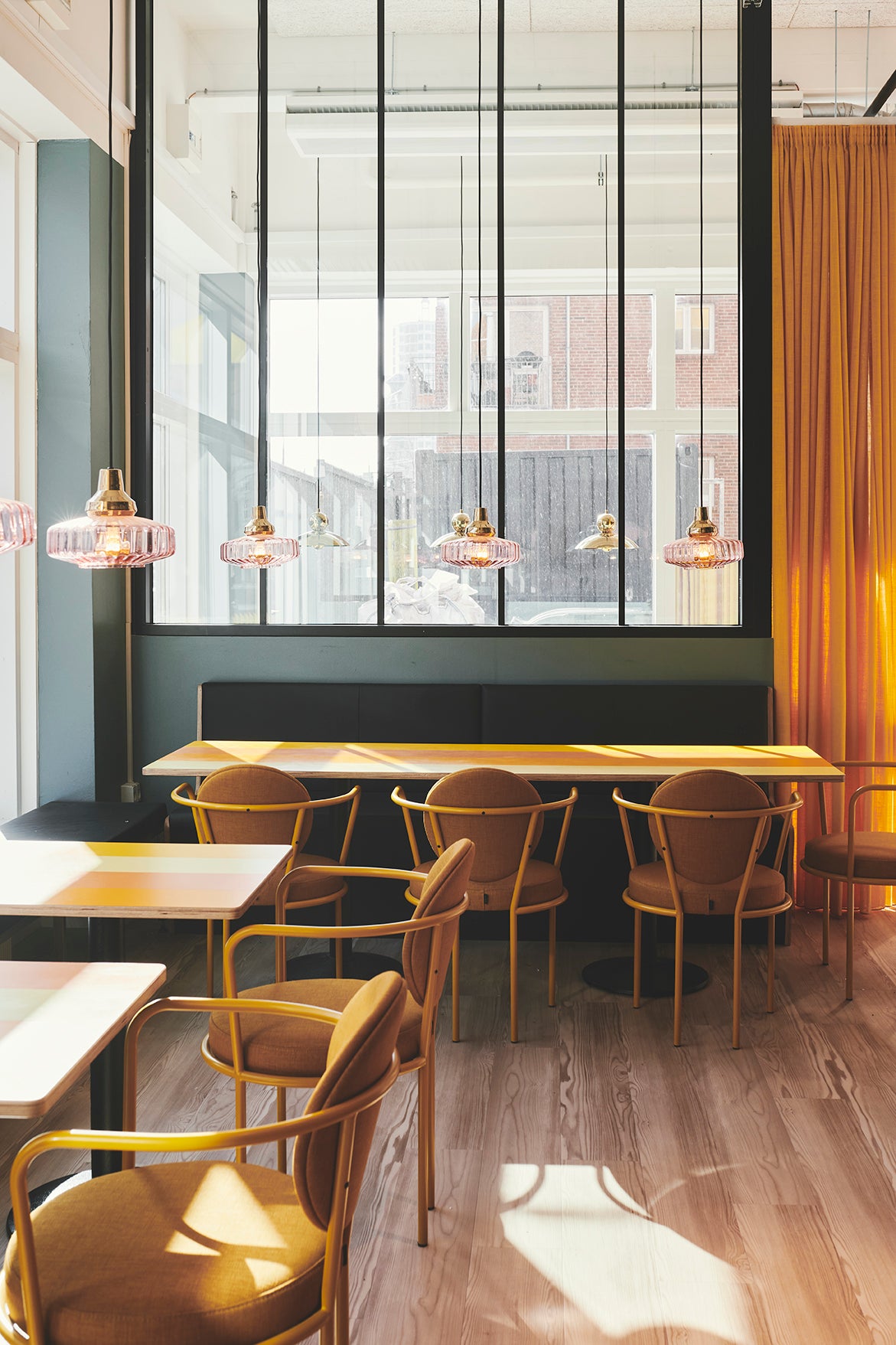 Hanglamp NEW WAVE OPTIC roze glas met gouden afwerking