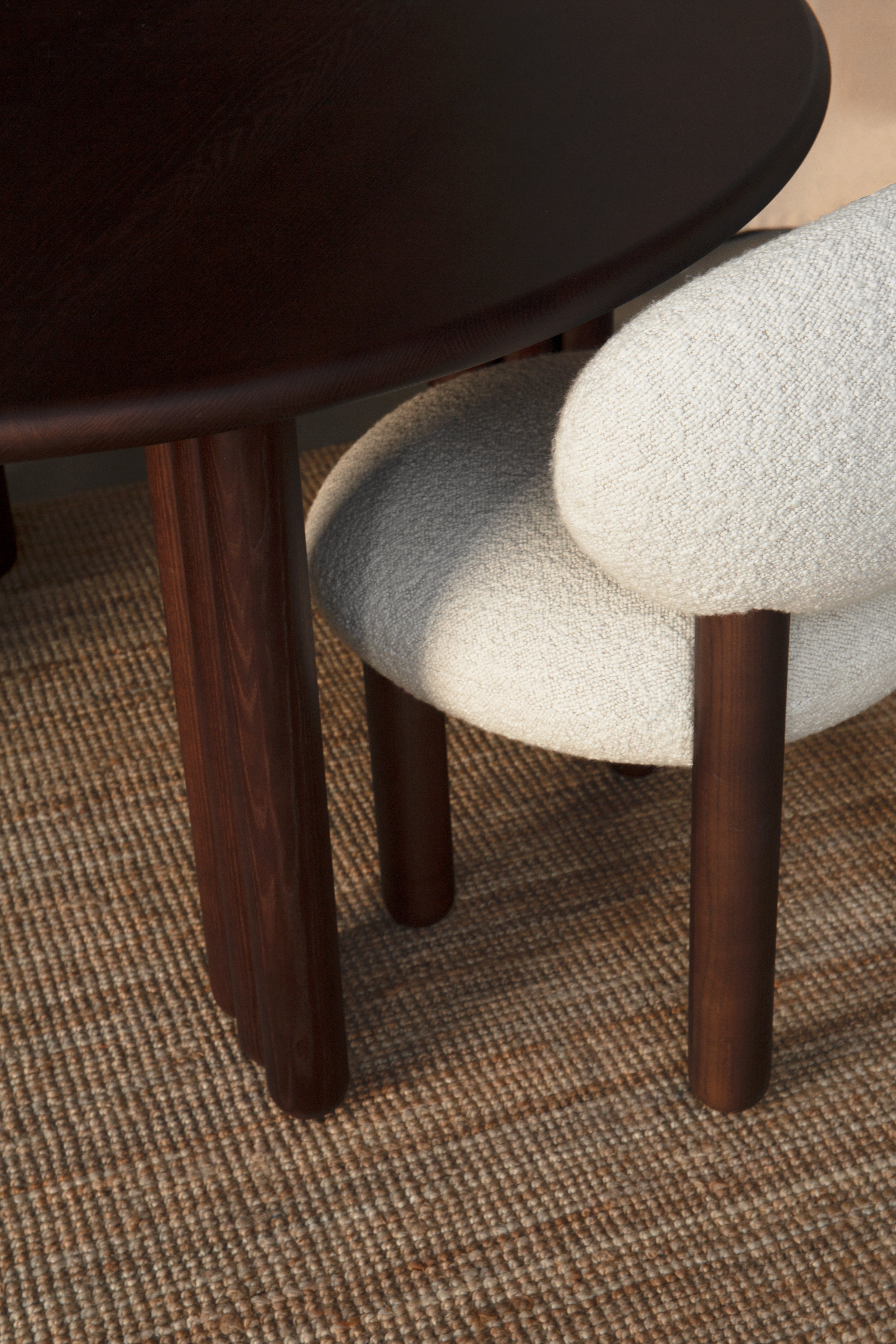 Runder Tisch FLOCK aus braunem Eschenholz