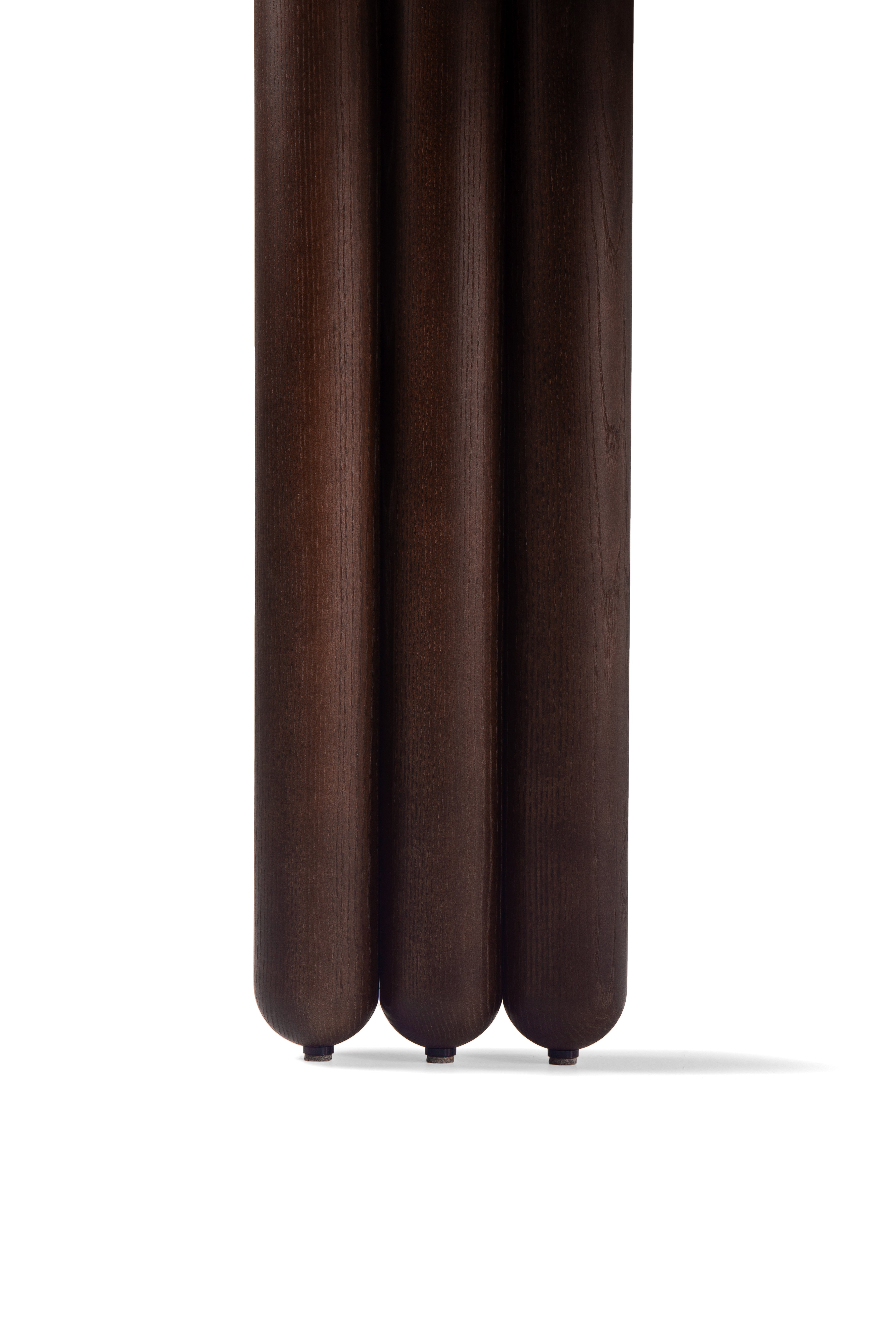 Runder Tisch FLOCK aus braunem Eschenholz