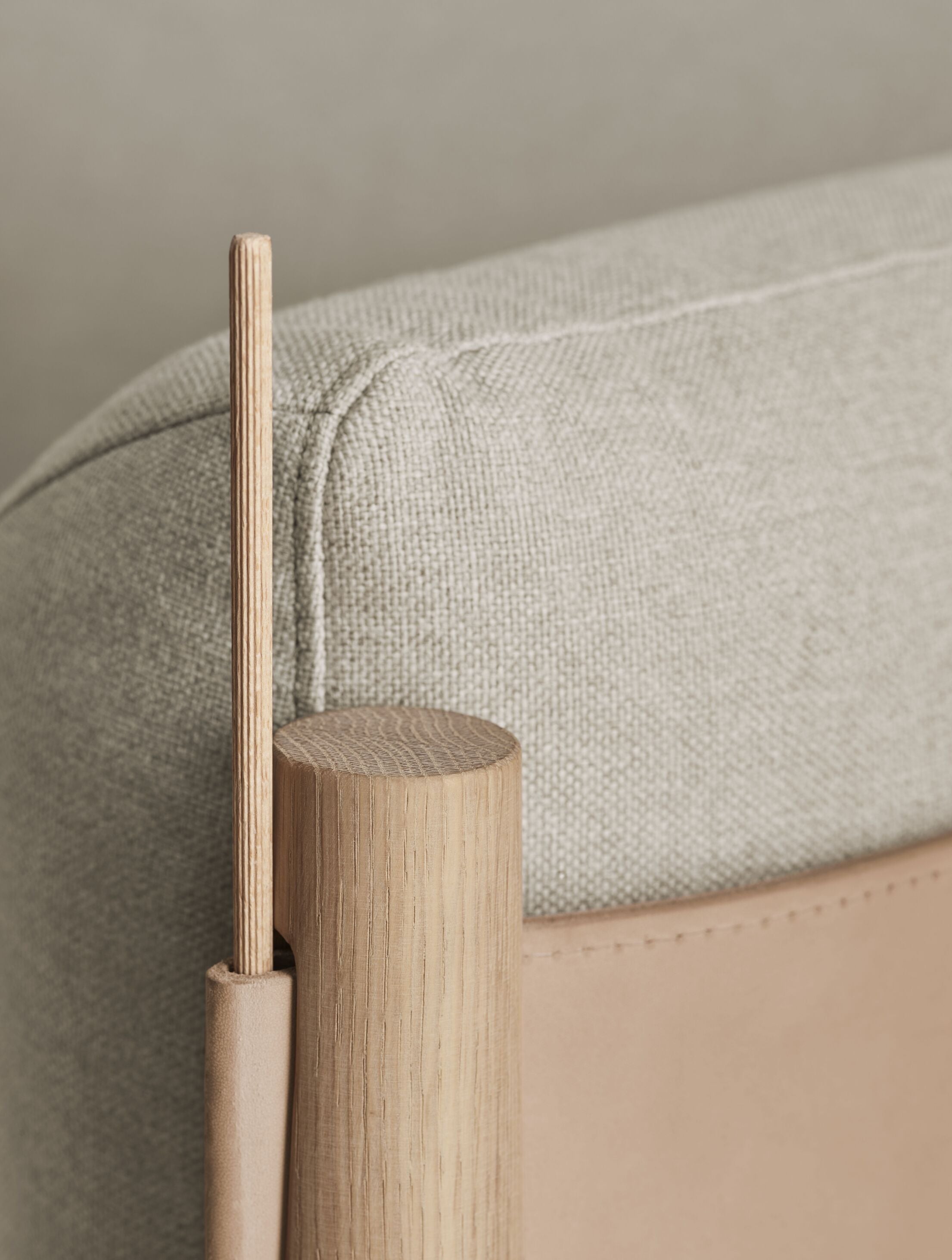 Dive armchair natural leather with an oak base