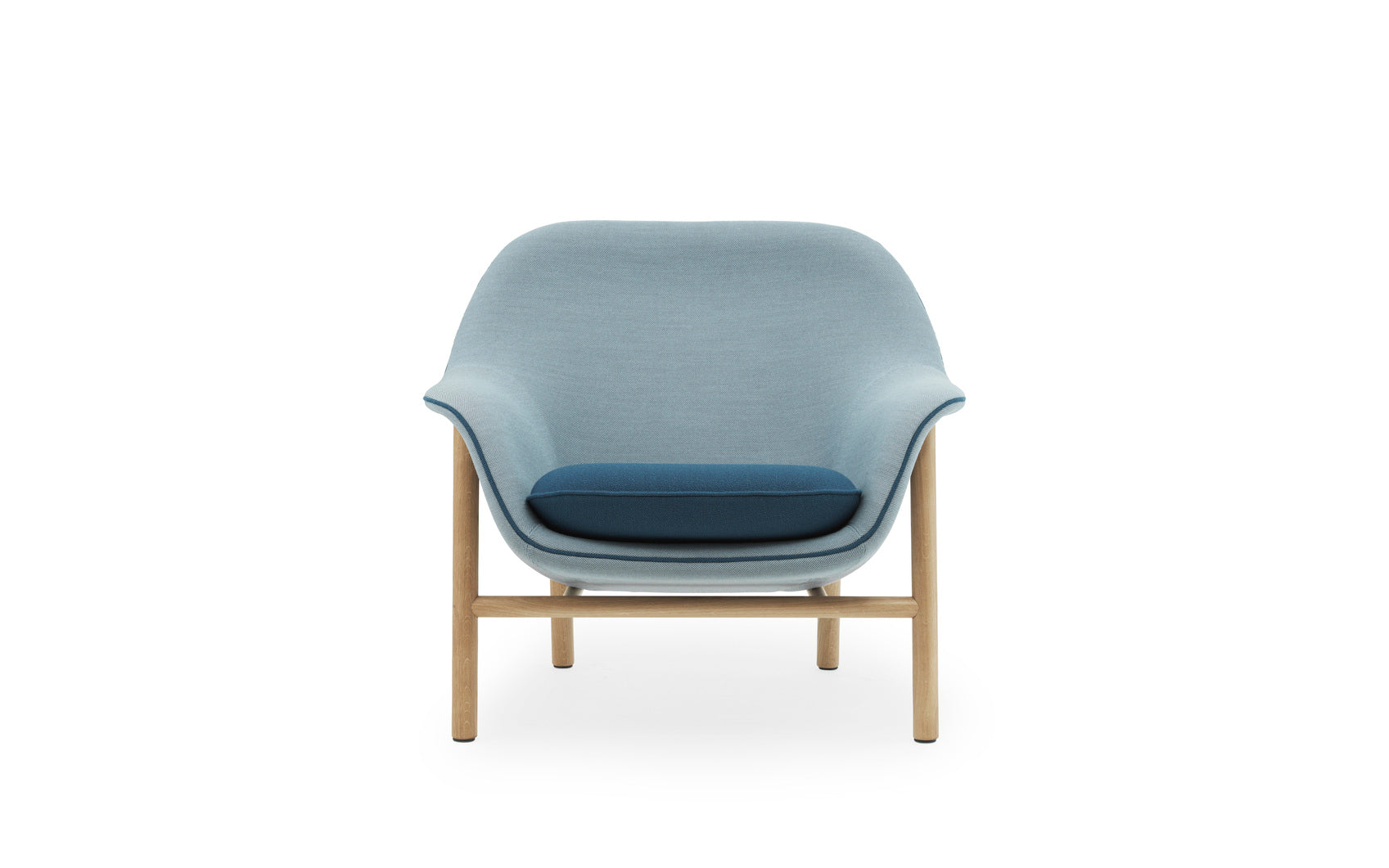 Drapieren niedriger Sessel mit einer Eichenbasis