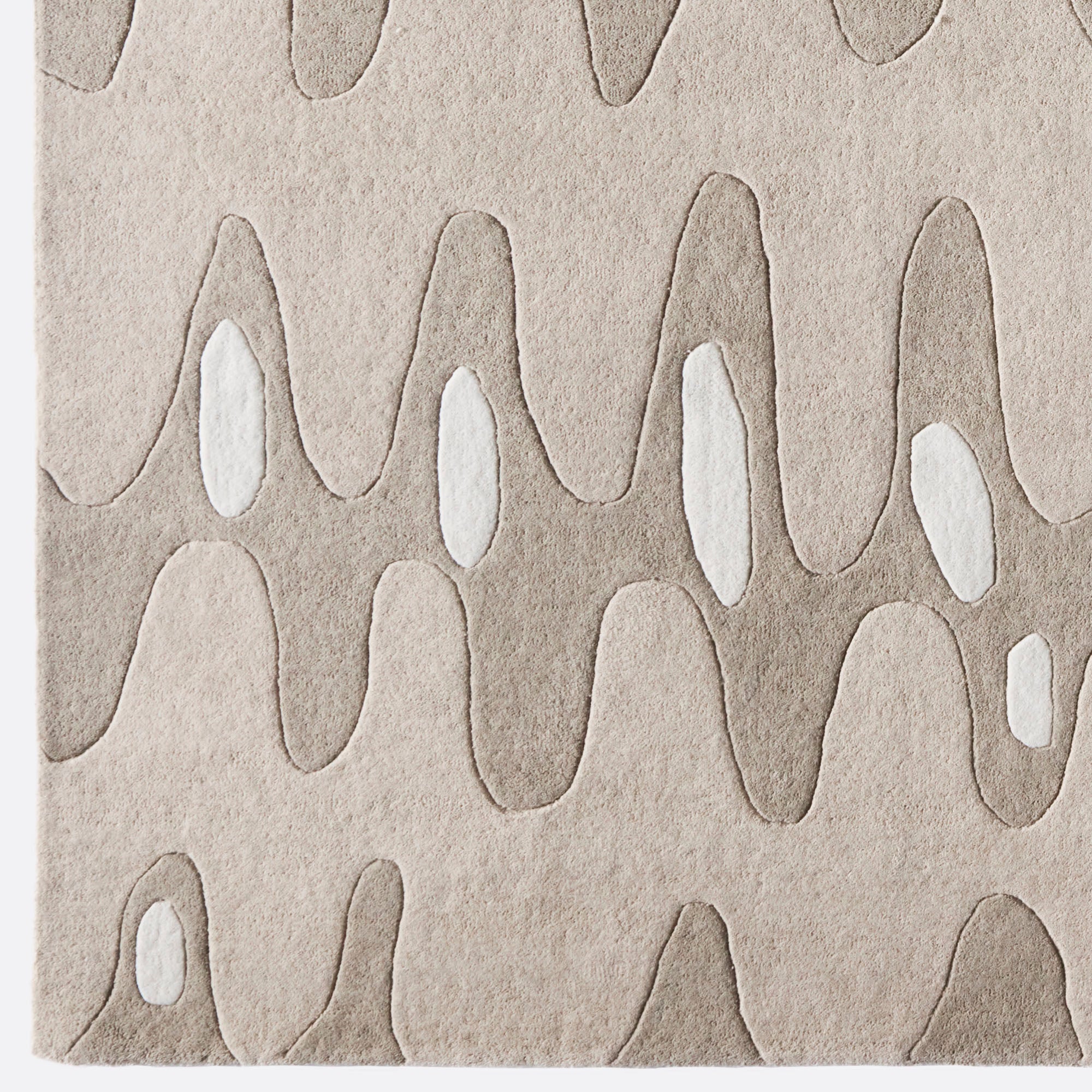 Wellenförmiger Teppich in Beige