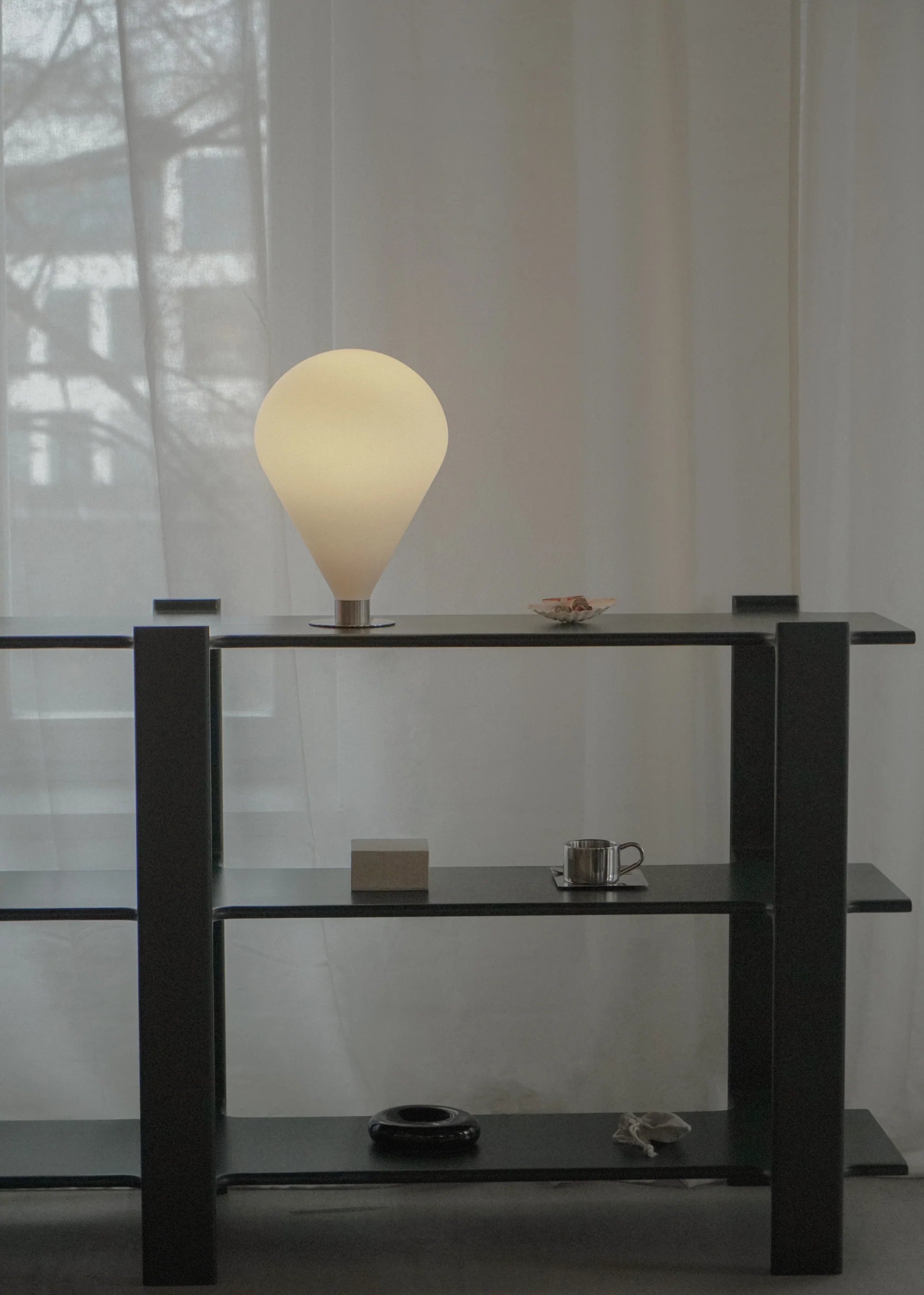 Tischlampe ELY mit weißem Schirm und silbernem Fuß