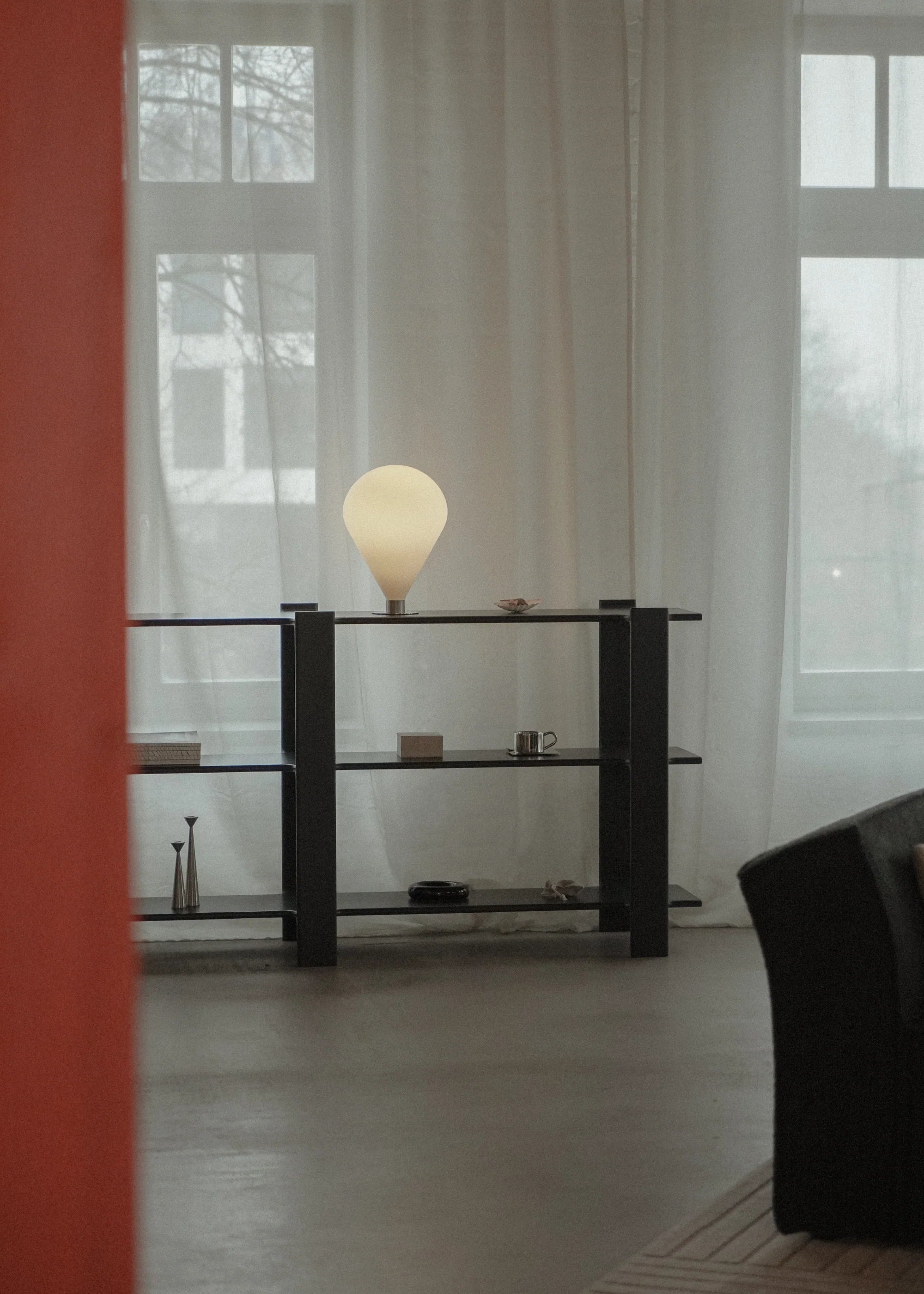 Tischlampe ELY mit weißem Schirm und silbernem Fuß