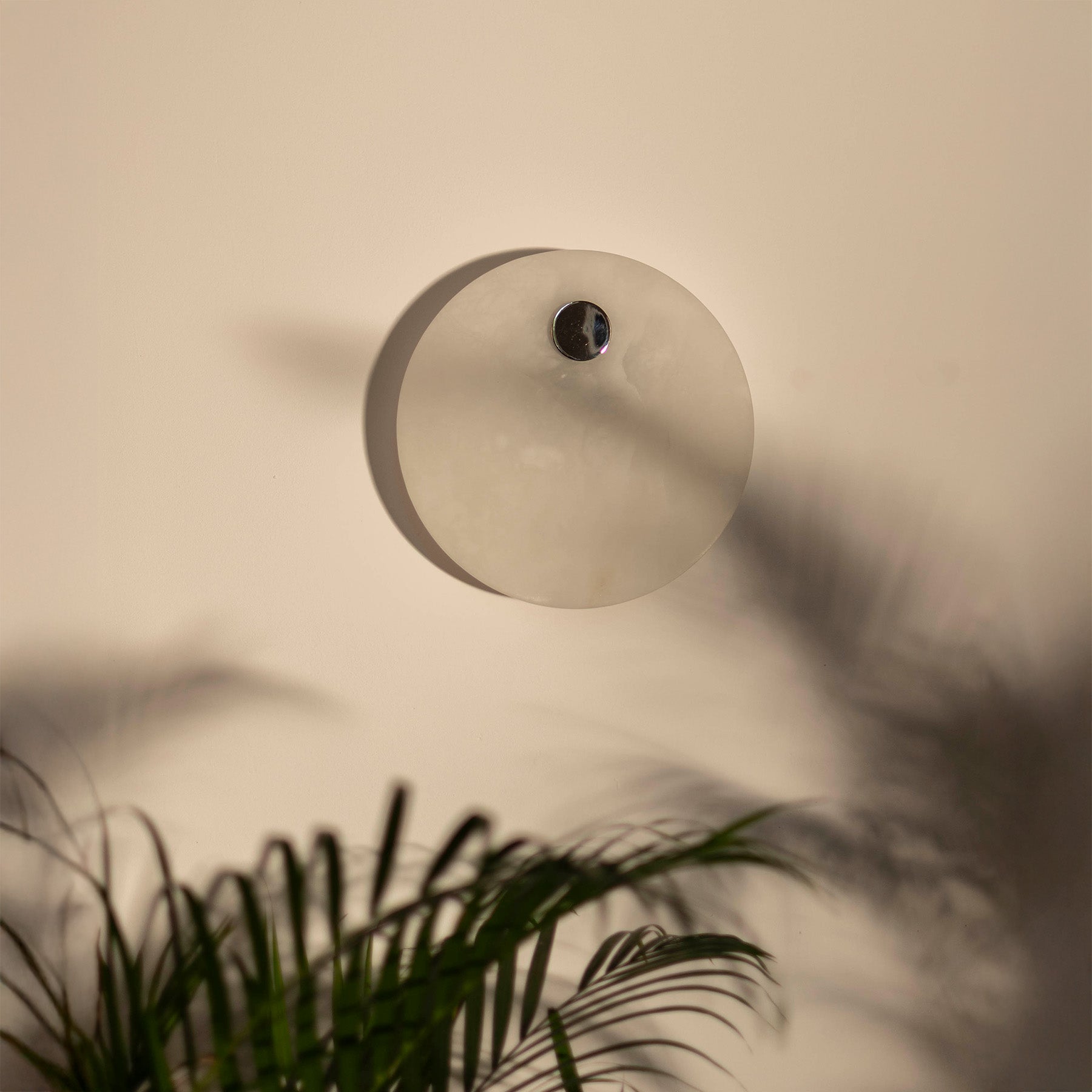 Alabaster wandlamp EOS nikkel