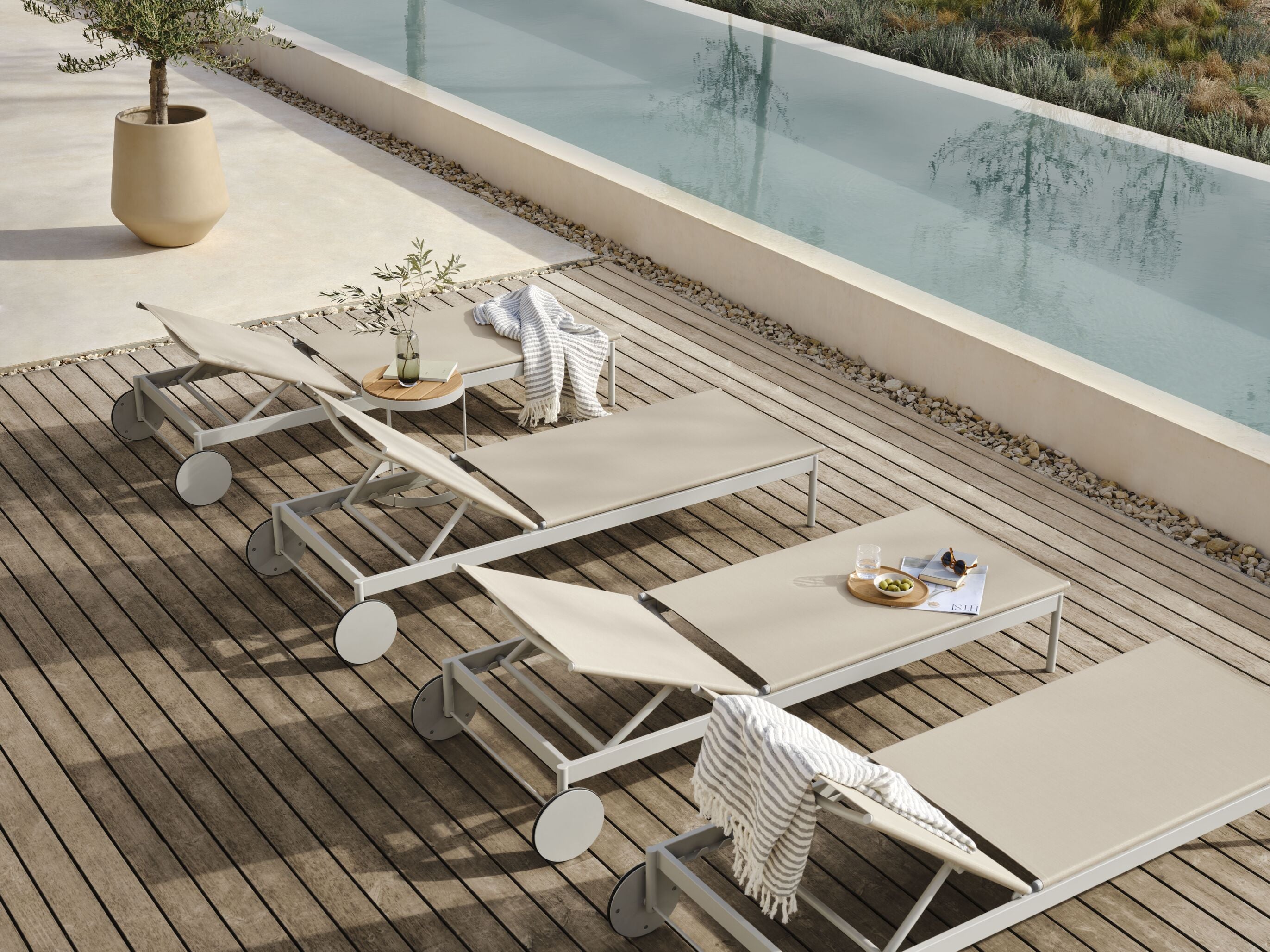 Ligstoel EASE zandkleurig