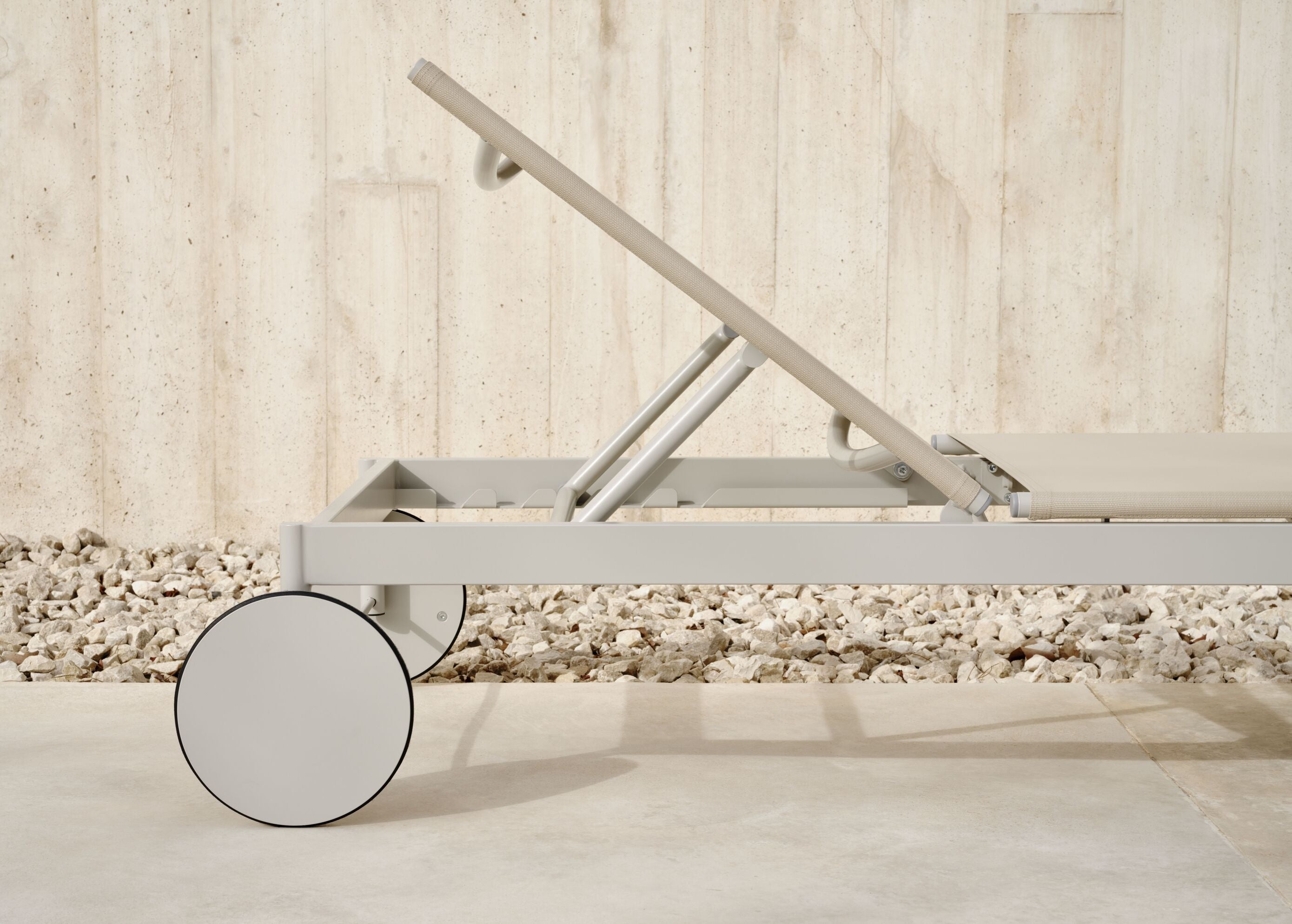 Ligstoel EASE zandkleurig