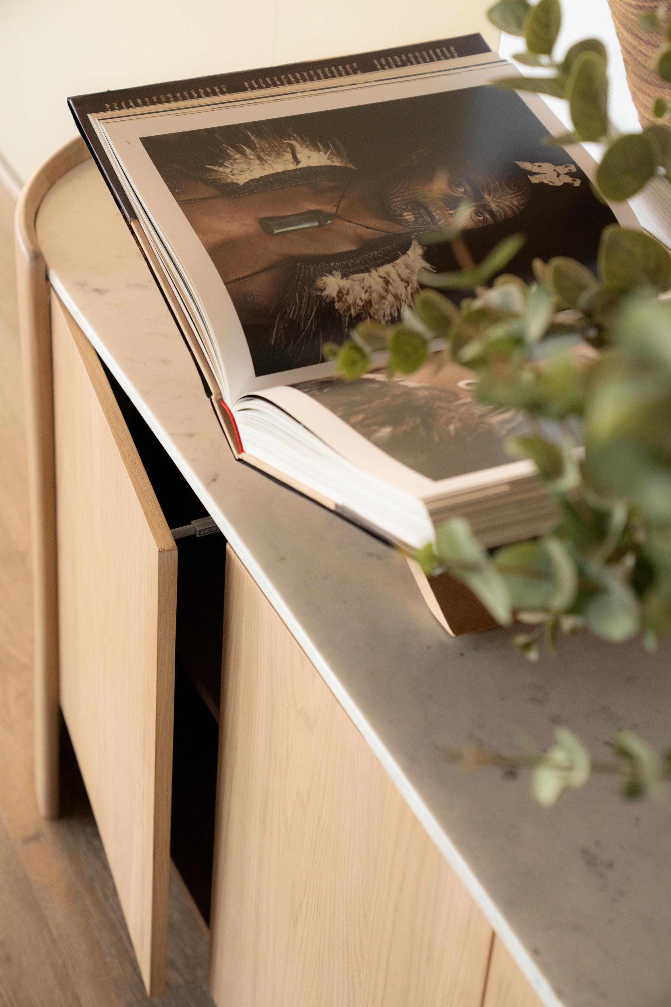 Dressoir DON van eikenhout met een marmeren blad