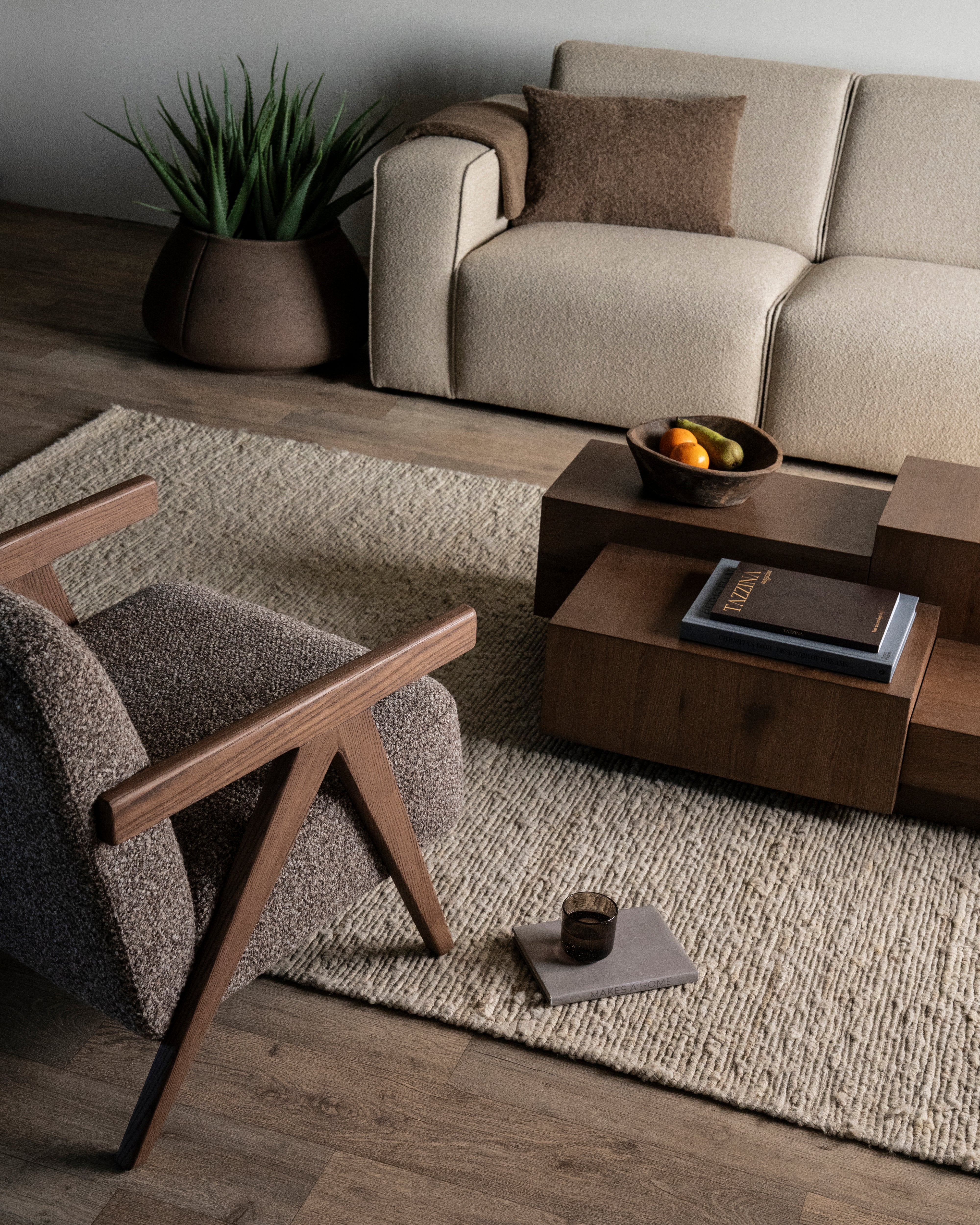Fauteuil FRANCIS donkerbeige met houten basis