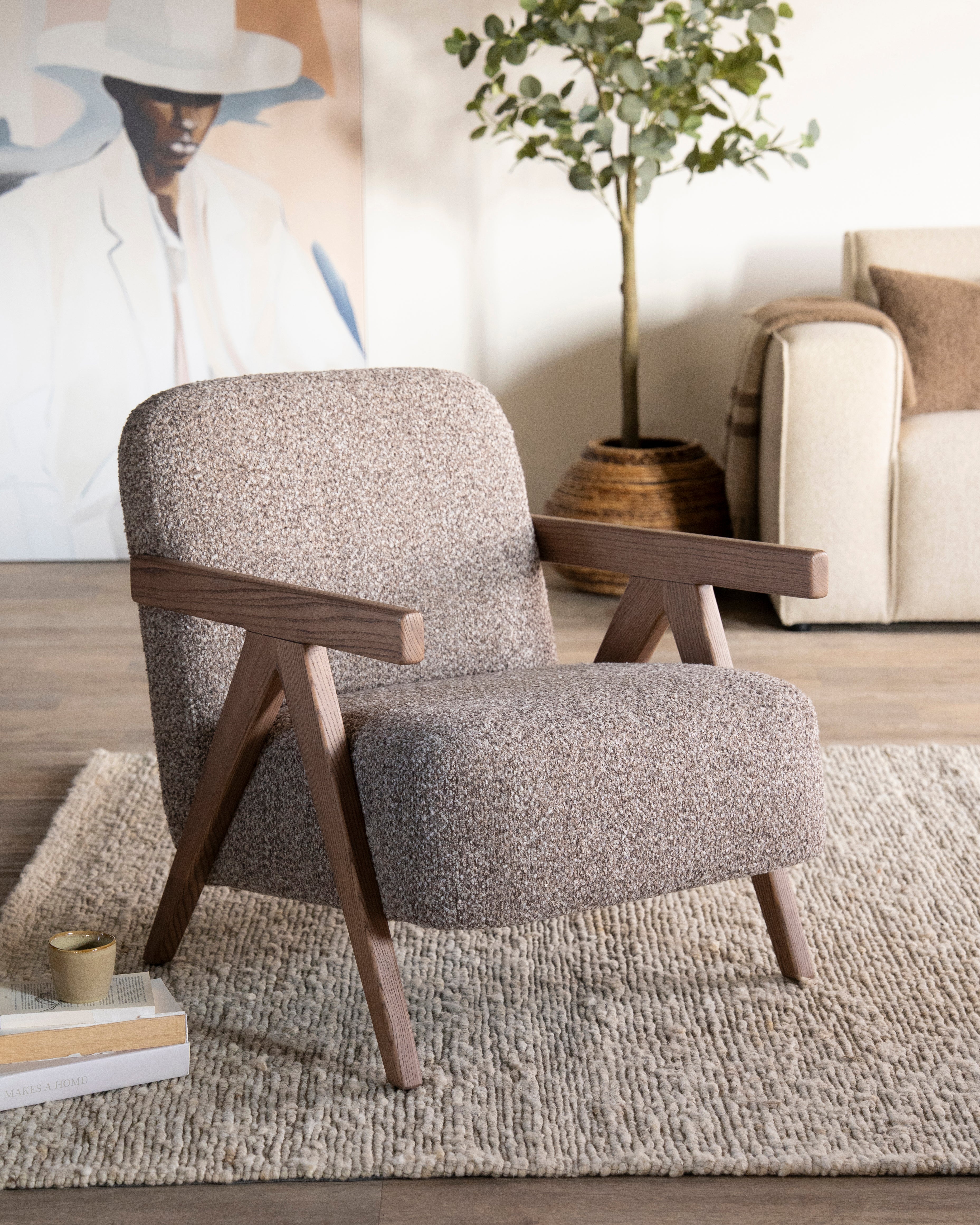 Fauteuil FRANCIS donkerbeige met houten basis