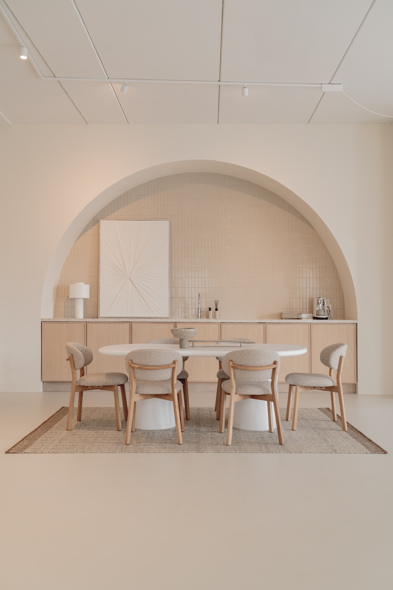 Stoel MIKKY taupe met eikenhouten basis